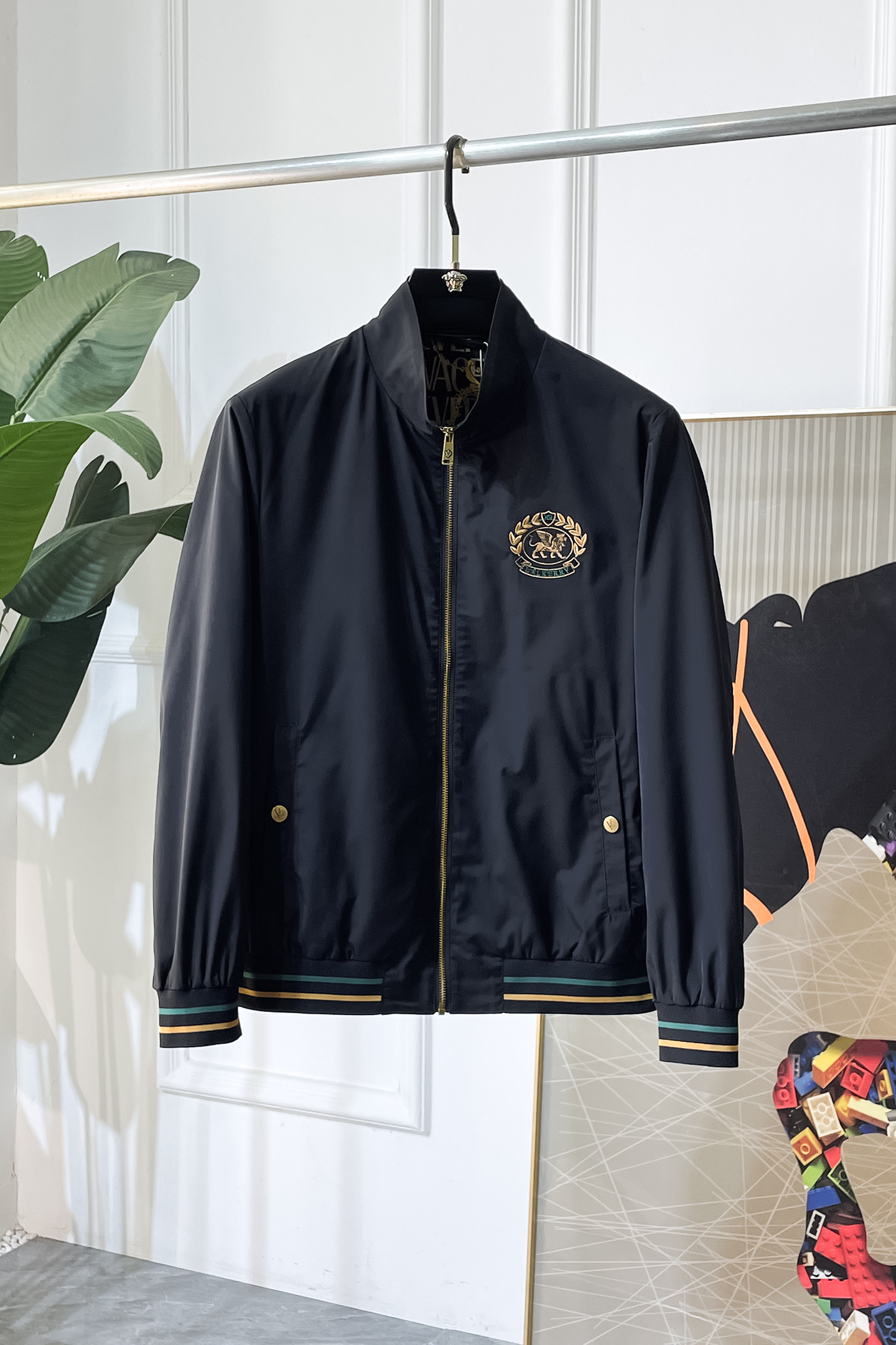 NO:757870,Burberry - 2026ss Year of the Horse Spring Jacket, customized with high-quality polyester fiber fabric!  Logo design with top fashion big-name elements, complete with three standards!  Original hardware accessories, smooth lines, exquisite craftsmanship, awesome upper body shape, comfortable fabrics, windproof and warm, it is very fashionable, handsome and a must-have for casual and fashionable men with any combination!  Sizes M-3XL can fit up to 190 pounds!  ,,burberry,jackets & coats,jackets & coats,19860909巴宝莉 - 2026ss马年贺岁款春装夹克外套,定制高品质聚酯纤维面料！顶级时尚大牌元素logo设计,三标齐全！原版五金辅料,线条流畅,工艺精致,上身版型超赞,面料舒适,挡风保暖,随意搭配都非常时尚帅气休闲时尚男仕必备款哦！尺码M-3XL 最大穿190斤！,,burberry,jackets & coats,jackets & coats,,Men's clothing