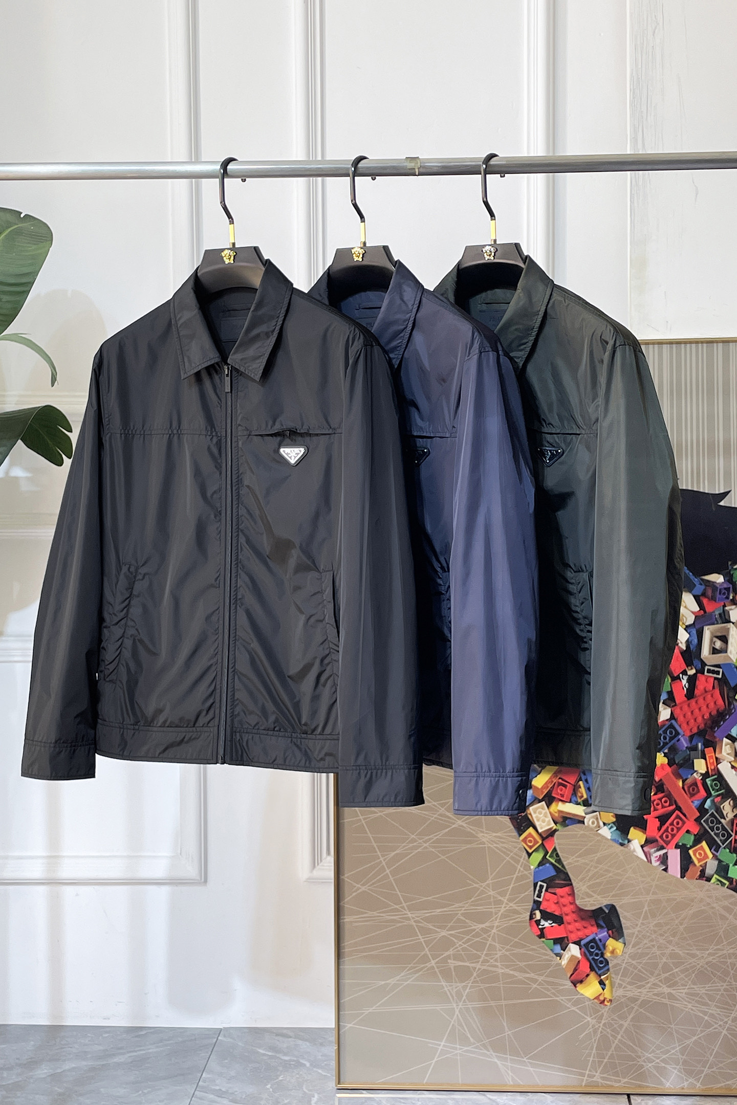 NO:744932,Prada - 2026ss Year of the Horse Spring Jacket, customized with high-quality polyester fiber fabric!  Logo design with top fashion big-name elements, complete with three standards!  Original hardware accessories, smooth lines, exquisite craftsmanship, awesome upper body shape, comfortable fabrics, windproof and warm, it is very fashionable, handsome and a must-have for casual and fashionable men with any combination!  Sizes M-3XL can fit up to 190 pounds!  ,,prada,jackets & coats,jackets & coats,19860909普拉达 - 2026ss马年贺岁款春装夹克外套,定制高品质聚酯纤维面料！顶级时尚大牌元素logo设计,三标齐全！原版五金辅料,线条流畅,工艺精致,上身版型超赞,面料舒适,挡风保暖,随意搭配都非常时尚帅气休闲时尚男仕必备款哦！尺码M-3XL 最大穿190斤！,,prada,jackets & coats,jackets & coats,,Men's clothing