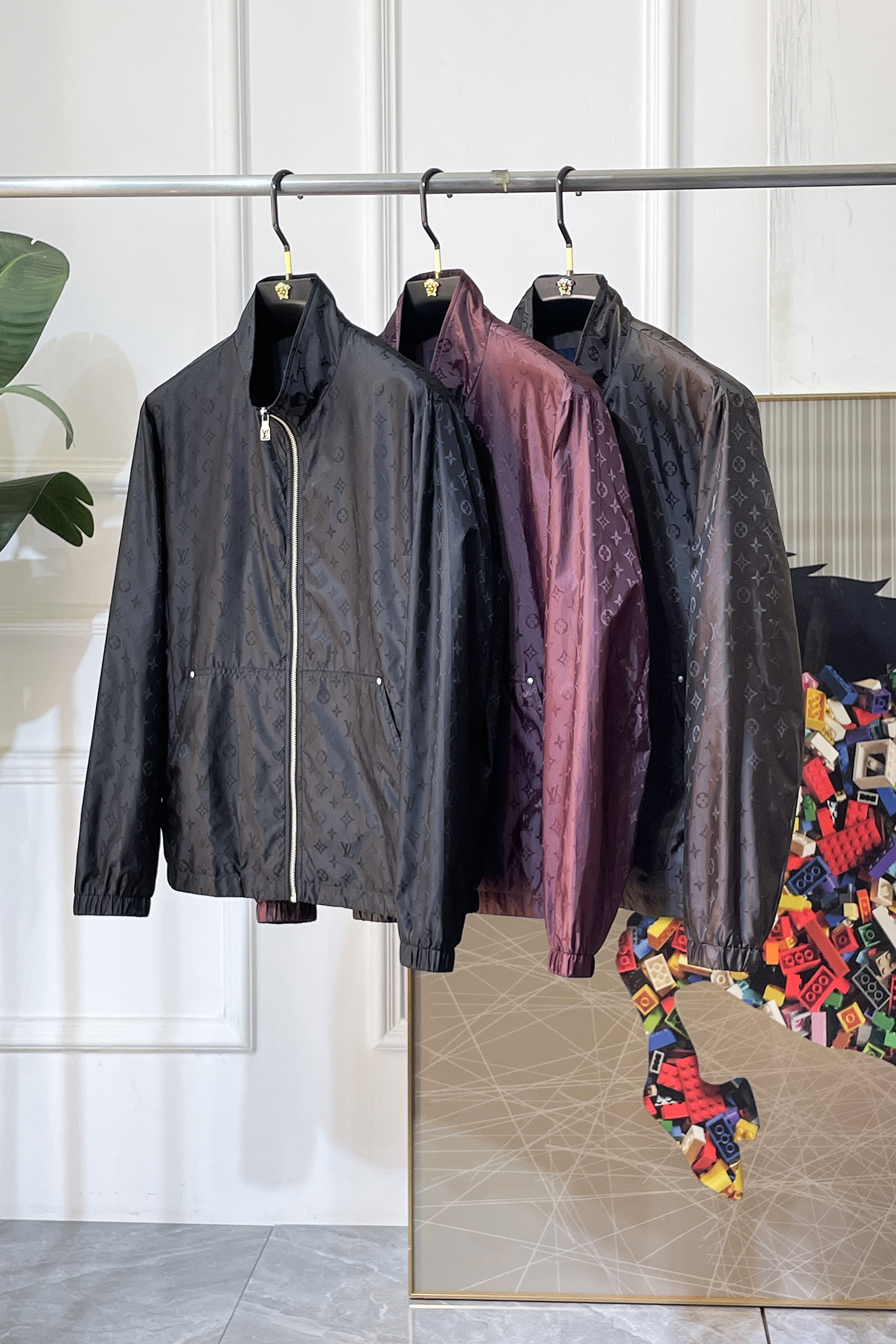 NO:757827,LV - 2026ss Year of the Horse Spring Jacket, customized with high-quality polyester fiber fabric!  Logo design with top fashion big-name elements, complete with three standards!  Original hardware accessories, smooth lines, exquisite craftsmanship, awesome upper body shape, comfortable fabrics, windproof and warm, it is very fashionable, handsome and a must-have for casual and fashionable men with any combination!  Sizes M-3XL can fit up to 190 pounds!  ,,louis vuitton,jackets & coats,jackets & coats,19860909LV - 2026ss马年贺岁款春装夹克外套,定制高品质聚酯纤维面料！顶级时尚大牌元素logo设计,三标齐全！原版五金辅料,线条流畅,工艺精致,上身版型超赞,面料舒适,挡风保暖,随意搭配都非常时尚帅气休闲时尚男仕必备款哦！尺码M-3XL 最大穿190斤！,,louis vuitton,jackets & coats,jackets & coats,,Men's clothing