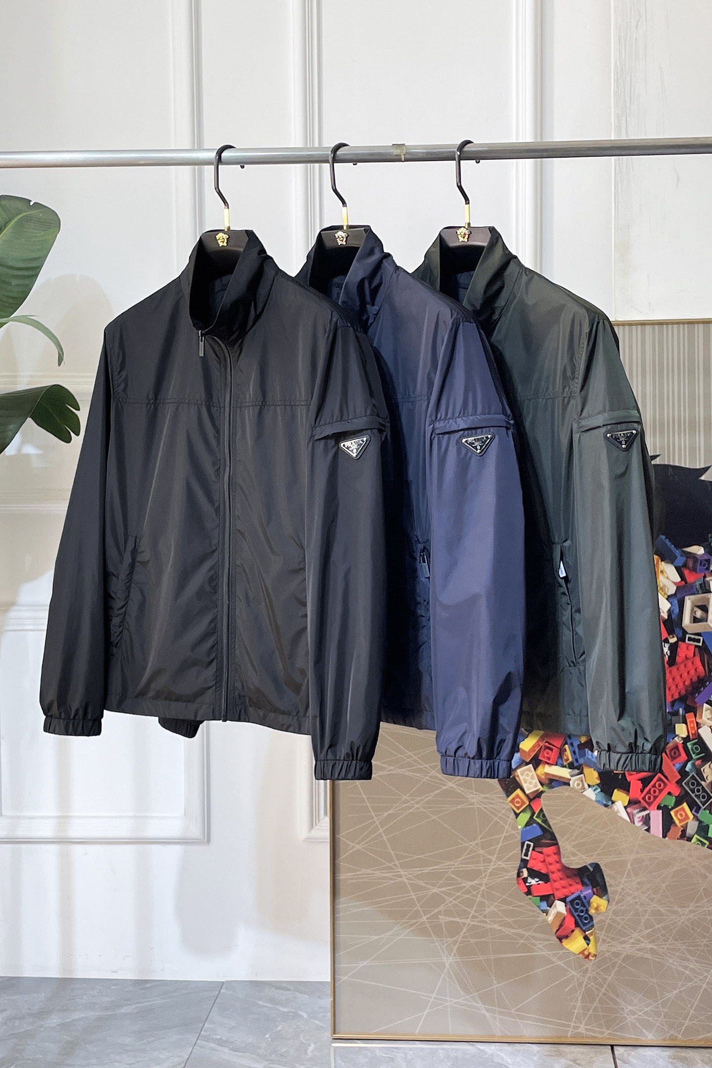 NO:757813,Prada - 2026ss Year of the Horse Spring Jacket, customized with high-quality polyester fiber fabric!  Logo design with top fashion big-name elements, complete with three standards!  Original hardware accessories, smooth lines, exquisite craftsmanship, awesome upper body shape, comfortable fabrics, windproof and warm, it is very fashionable, handsome and a must-have for casual and fashionable men with any combination!  Sizes M-3XL can fit up to 190 pounds!  ,,prada,jackets & coats,jackets & coats,19860909普拉达 - 2026ss马年贺岁款春装夹克外套,定制高品质聚酯纤维面料！顶级时尚大牌元素logo设计,三标齐全！原版五金辅料,线条流畅,工艺精致,上身版型超赞,面料舒适,挡风保暖,随意搭配都非常时尚帅气休闲时尚男仕必备款哦！尺码M-3XL 最大穿190斤！,,prada,jackets & coats,jackets & coats,,Men's clothing