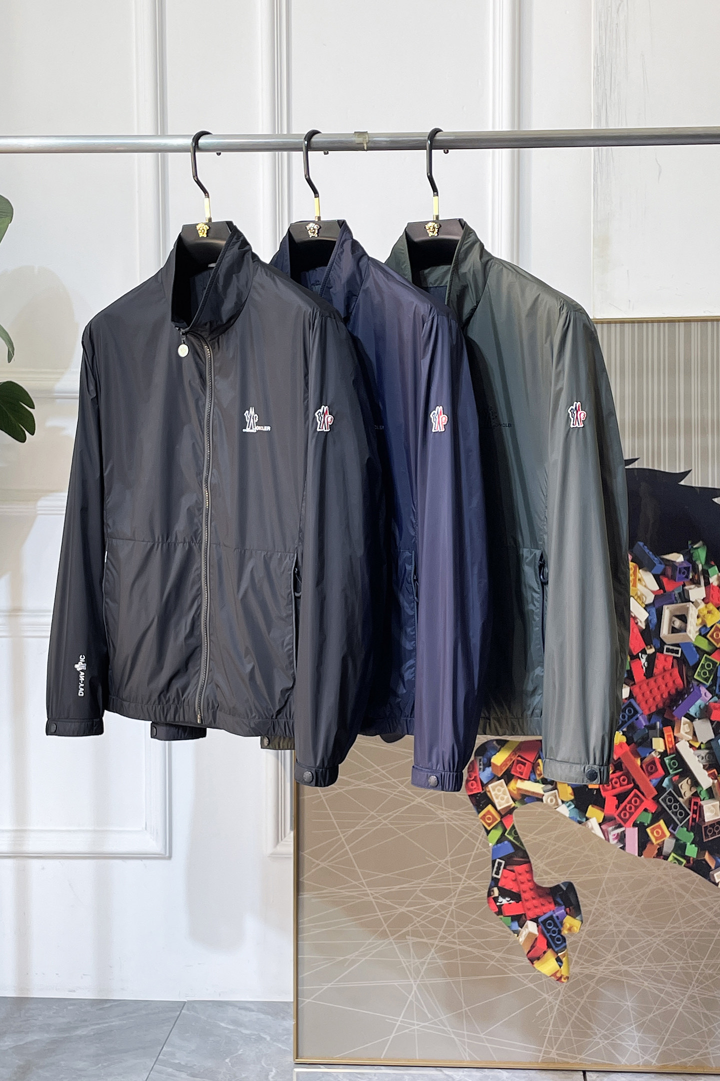 NO:757820,Mengkou - 2026ss Spring Spring Jacket for the Year of the Horse, customized with high-quality polyester fiber fabric!  Logo design with top fashion big-name elements, complete with three standards!  Original hardware accessories, smooth lines, exquisite craftsmanship, awesome upper body shape, comfortable fabrics, windproof and warm, it is very fashionable, handsome and a must-have for casual and fashionable men with any combination!  Sizes M-3XL can fit up to 190 pounds!  ,,Moncler,jackets & coats,jackets & coats,19860909蒙口 - 2026ss马年贺岁款春装夹克外套,定制高品质聚酯纤维面料！顶级时尚大牌元素logo设计,三标齐全！原版五金辅料,线条流畅,工艺精致,上身版型超赞,面料舒适,挡风保暖,随意搭配都非常时尚帅气休闲时尚男仕必备款哦！尺码M-3XL 最大穿190斤！,,Moncler,jackets & coats,jackets & coats,,Men's clothing