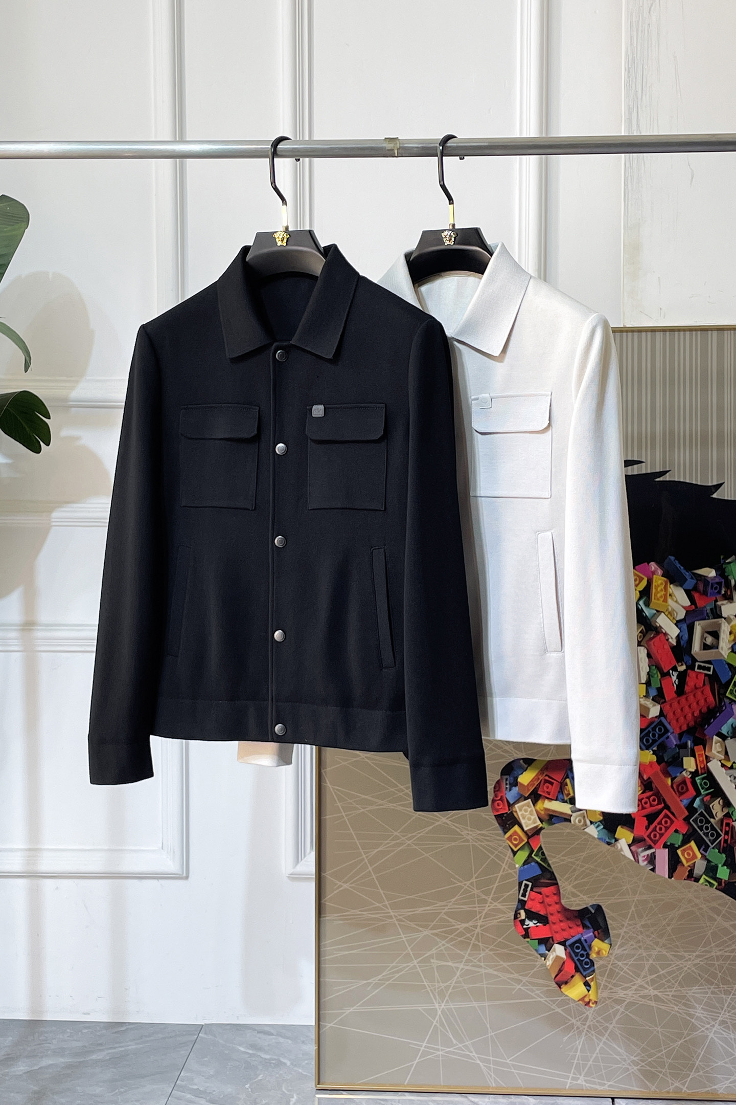 NO:744920,LP Nuoyo - 2026ss Year of the Horse Spring Jacket, customized with high-quality polyester fiber fabric!  Logo design with top fashion big-name elements, complete with three standards!  Original hardware accessories, smooth lines, exquisite craftsmanship, awesome upper body shape, comfortable fabrics, windproof and warm, it is very fashionable, handsome and a must-have for casual and fashionable men with any combination!  Sizes M-3XL can fit up to 190 pounds!  ,,loro piana,jackets & coats,jackets & coats,19860909LP诺悠 - 2026ss马年贺岁款春装夹克外套,定制高品质聚酯纤维面料！顶级时尚大牌元素logo设计,三标齐全！原版五金辅料,线条流畅,工艺精致,上身版型超赞,面料舒适,挡风保暖,随意搭配都非常时尚帅气休闲时尚男仕必备款哦！尺码M-3XL 最大穿190斤！,,loro piana,jackets & coats,jackets & coats,,Men's clothing