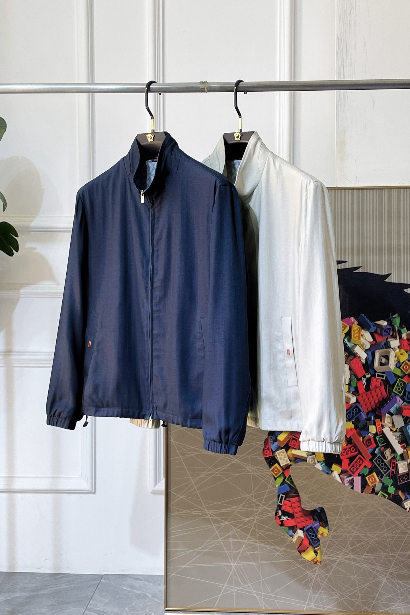 NO:744914,Zegna - 2026ss Year of the Horse Spring Jacket, customized with high-quality polyester fiber fabric!  Logo design with top fashion big-name elements, complete with three standards!  Original hardware accessories, smooth lines, exquisite craftsmanship, awesome upper body shape, comfortable fabrics, windproof and warm, it is very fashionable, handsome and a must-have for casual and fashionable men with any combination!  Sizes M-3XL can fit up to 190 pounds!  ,,zegna,jackets & coats,jackets & coats,19860909杰尼娅 - 2026ss马年贺岁款春装夹克外套,定制高品质聚酯纤维面料！顶级时尚大牌元素logo设计,三标齐全！原版五金辅料,线条流畅,工艺精致,上身版型超赞,面料舒适,挡风保暖,随意搭配都非常时尚帅气休闲时尚男仕必备款哦！尺码M-3XL 最大穿190斤！,,zegna,jackets & coats,jackets & coats,,Men's clothing