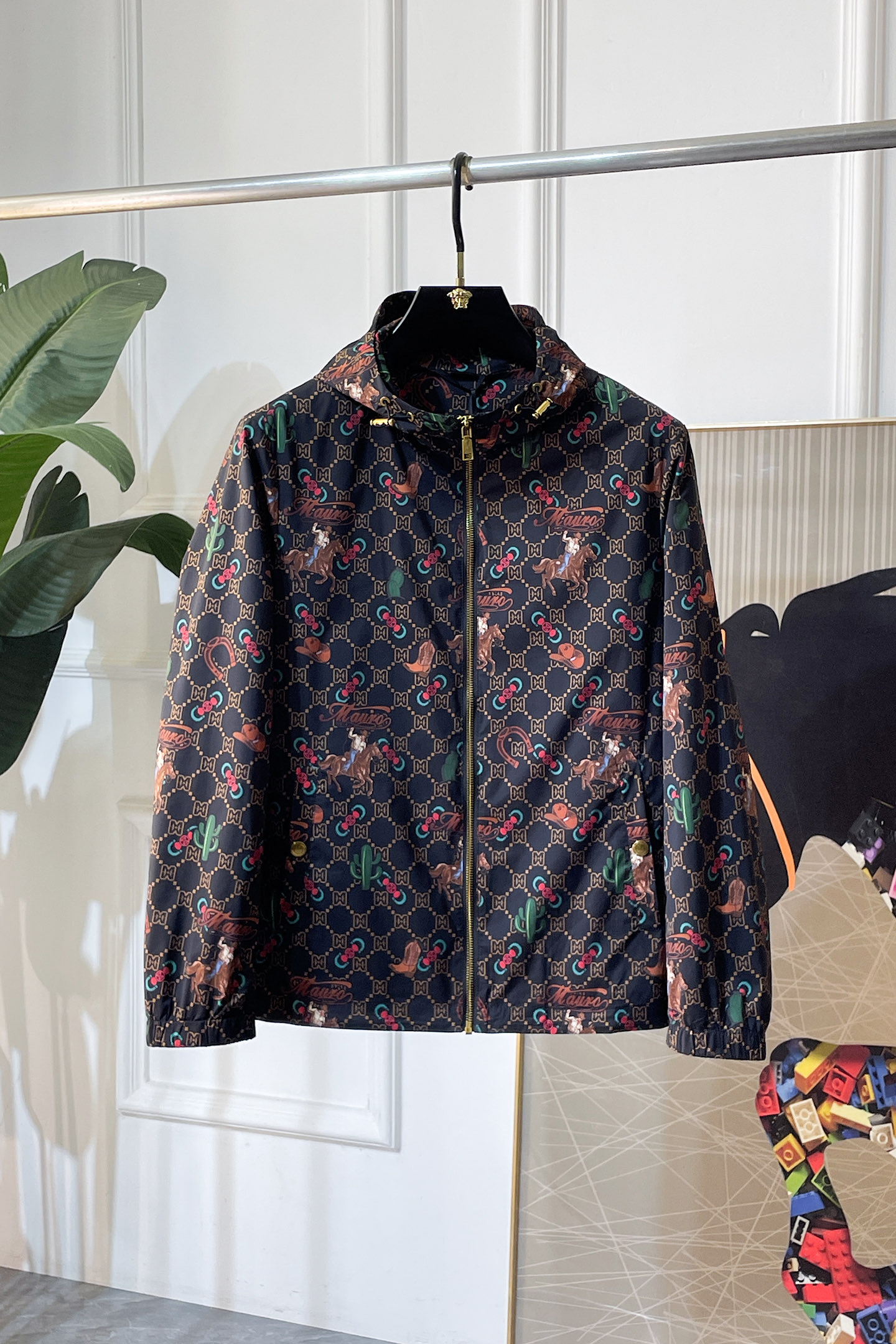 NO:744904,Gucci - 2026ss Year of the Horse Spring Reversible Jacket, customized with high-quality polyester fiber fabric!  Logo design with top fashion big-name elements, complete with three standards!  Original hardware accessories, smooth lines, exquisite craftsmanship, awesome upper body shape, comfortable fabrics, windproof and warm, it is very fashionable, handsome and a must-have for casual and fashionable men with any combination!  Sizes M-3XL can fit up to 190 pounds!  ,,jackets & coats,jackets & coats,19860909古奇 - 2026ss马年贺岁款春装双面穿夹克外套,定制高品质聚酯纤维面料！顶级时尚大牌元素logo设计,三标齐全！原版五金辅料,线条流畅,工艺精致,上身版型超赞,面料舒适,挡风保暖,随意搭配都非常时尚帅气休闲时尚男仕必备款哦！尺码M-3XL 最大穿190斤！,,jackets & coats,jackets & coats,,Men's clothing