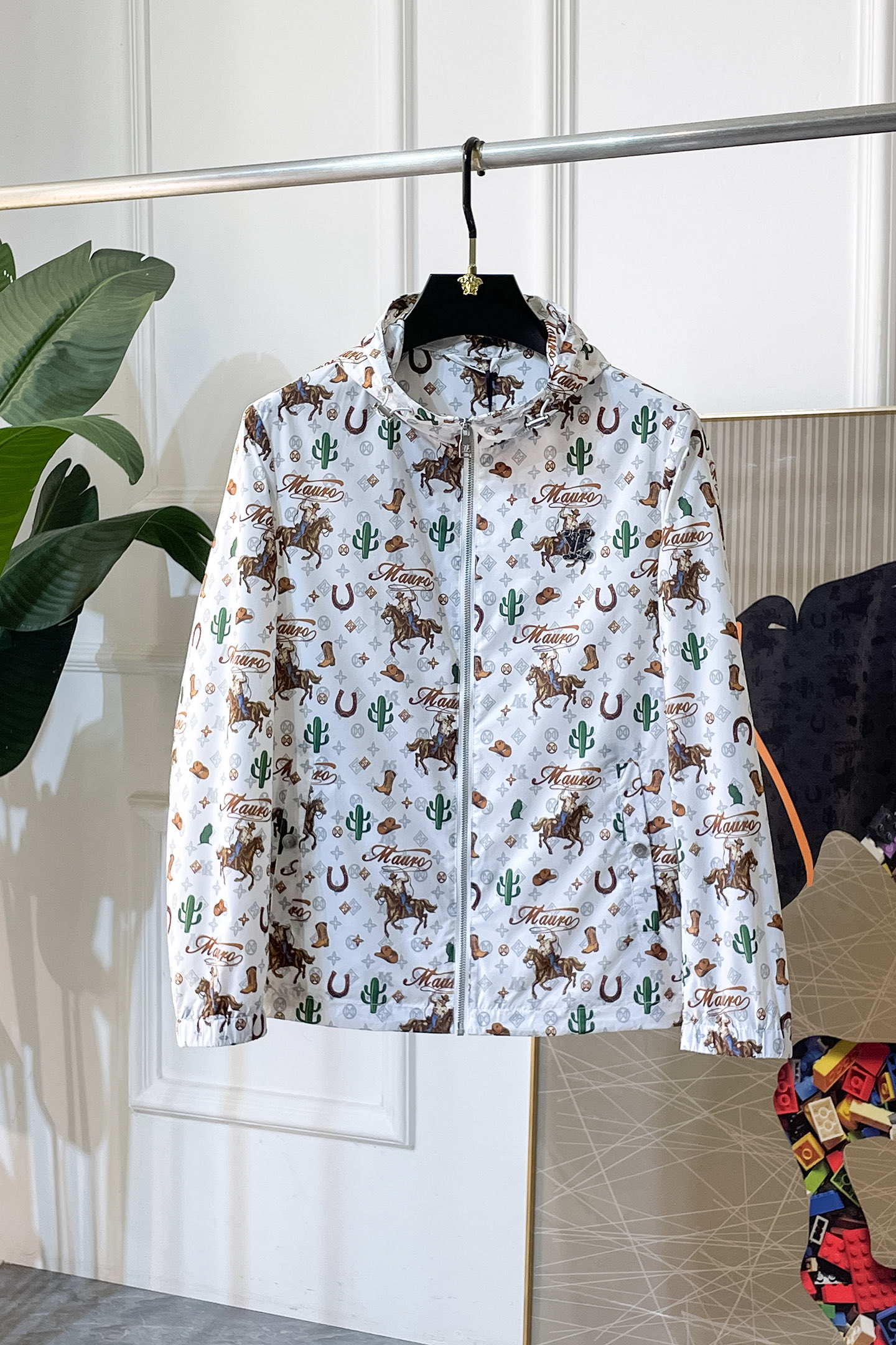 NO:744954,LV - 2026ss Year of the Horse Spring Reversible Jacket, customized with high-quality polyester fiber fabric!  Logo design with top fashion big-name elements, complete with three standards!  Original hardware accessories, smooth lines, exquisite craftsmanship, awesome upper body shape, comfortable fabrics, windproof and warm, it is very fashionable, handsome and a must-have for casual and fashionable men with any combination!  Sizes M-3XL can fit up to 190 pounds!  ,,louis vuitton,jackets & coats,jackets & coats,19860909LV - 2026ss马年贺岁款春装双面穿夹克外套,定制高品质聚酯纤维面料！顶级时尚大牌元素logo设计,三标齐全！原版五金辅料,线条流畅,工艺精致,上身版型超赞,面料舒适,挡风保暖,随意搭配都非常时尚帅气休闲时尚男仕必备款哦！尺码M-3XL 最大穿190斤！,,louis vuitton,jackets & coats,jackets & coats,,Men's clothing