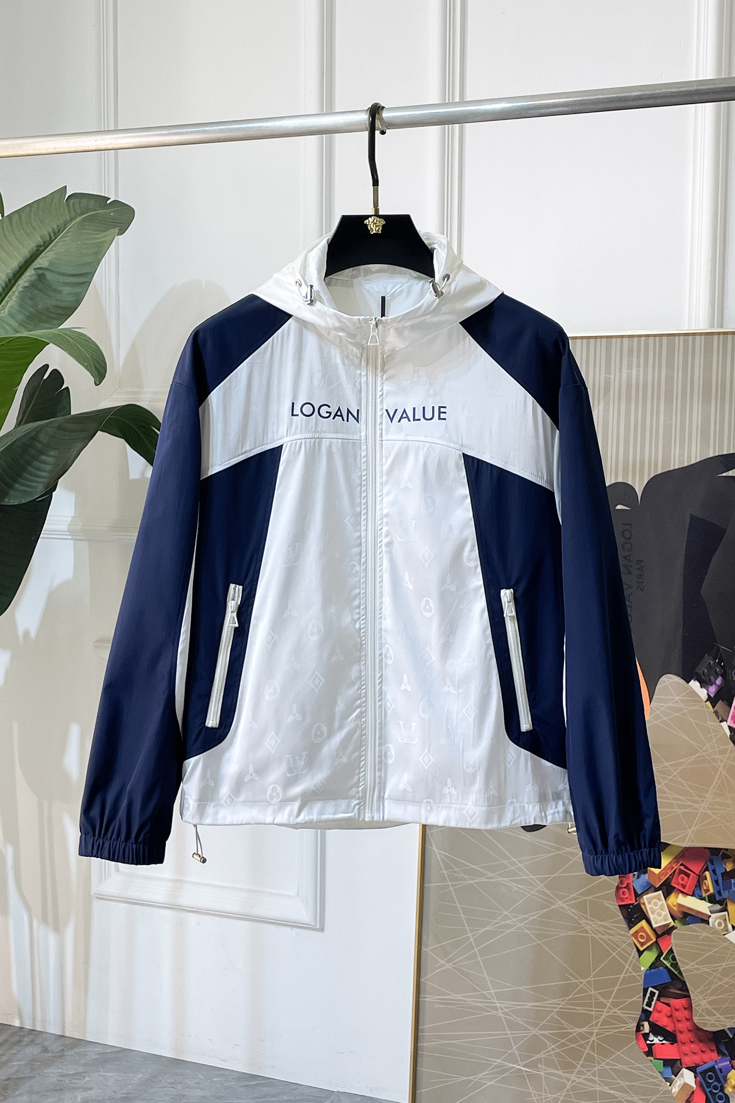 NO:744908,LV - 2026ss Year of the Horse Spring Jacket, customized with high-quality polyester fiber fabric!  Logo design with top fashion big-name elements, complete with three standards!  Original hardware accessories, smooth lines, exquisite craftsmanship, awesome upper body shape, comfortable fabrics, windproof and warm, it is very fashionable, handsome and a must-have for casual and fashionable men with any combination!  Sizes M-3XL can fit up to 190 pounds!  ,,louis vuitton,jackets & coats,jackets & coats,19860909LV - 2026ss马年贺岁款春装夹克外套,定制高品质聚酯纤维面料！顶级时尚大牌元素logo设计,三标齐全！原版五金辅料,线条流畅,工艺精致,上身版型超赞,面料舒适,挡风保暖,随意搭配都非常时尚帅气休闲时尚男仕必备款哦！尺码M-3XL 最大穿190斤！,,louis vuitton,jackets & coats,jackets & coats,,Men's clothing