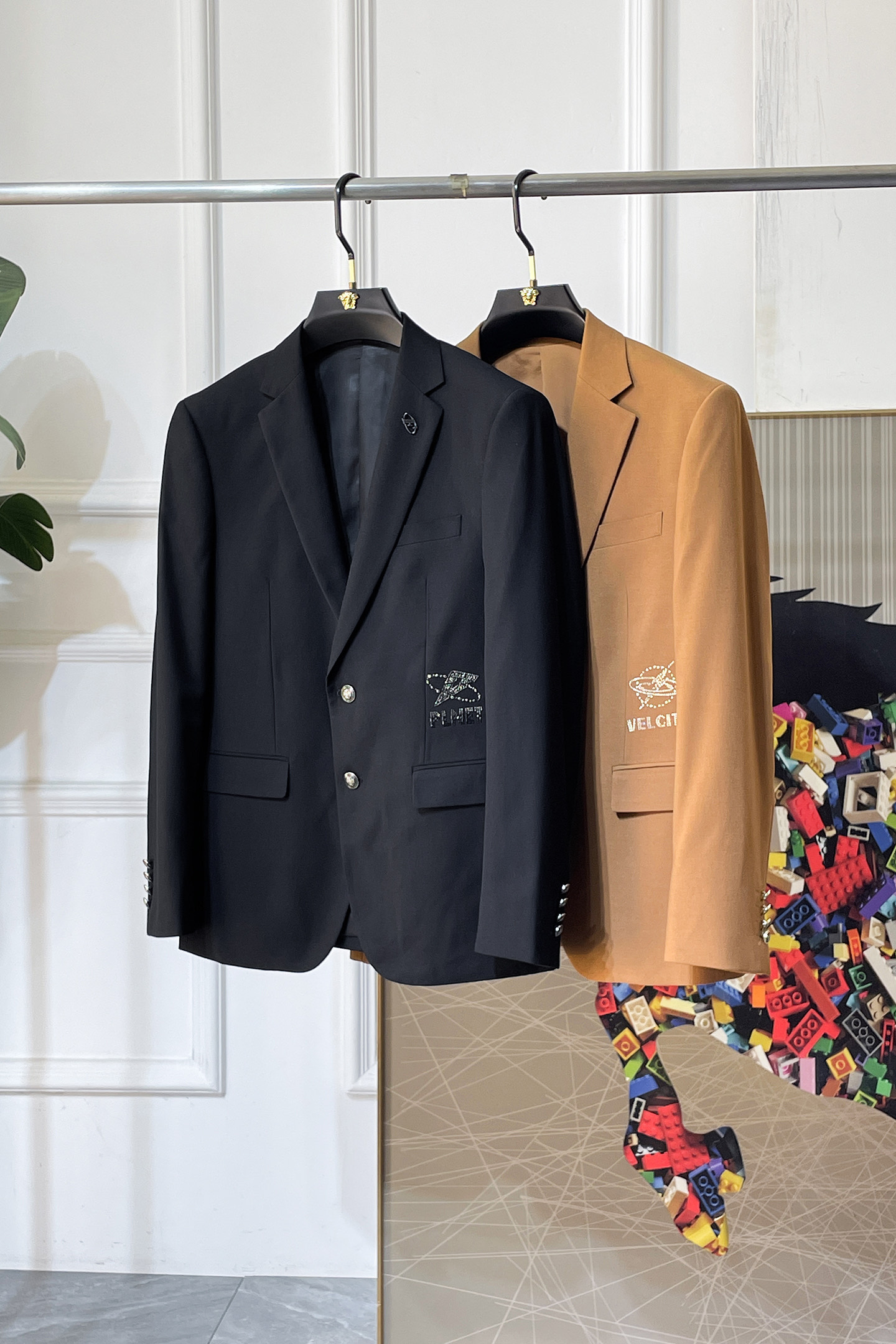 NO:744943,Customized model!  Size 50 52 Fendi - 2026ss spring hot style casual suit jacket. The most fashionable and simple design, decent and casual, highlighting the sophistication. Fabric: This technologically customized polyester fabric is not a traditional design and looks more youthful and fashionable. The details are very particular. The upper body effect is a regular style but the tailoring is very special. The effect is not loose or slim. It is moderate. No matter whether you are fat or thin, there are different styles, fendi, jackets & coats, business suit,19860909定制款！码数50 52 芬迪 - 2026ss春装大爆款休闲西装外套 最为时尚简约设计,大气得体,随意中凸显精致.面料 此款科技定制聚酯纤维面料, 不是传统的设计 更加显得年轻时尚 细节 非常讲究 上身效果属于常规款但是剪裁非常特别 效果并不是宽松 也不是修身 属于适中 无论胖瘦穿上身 都有不同的风格,,fendi,jackets & coats,business suit,,Men's clothing