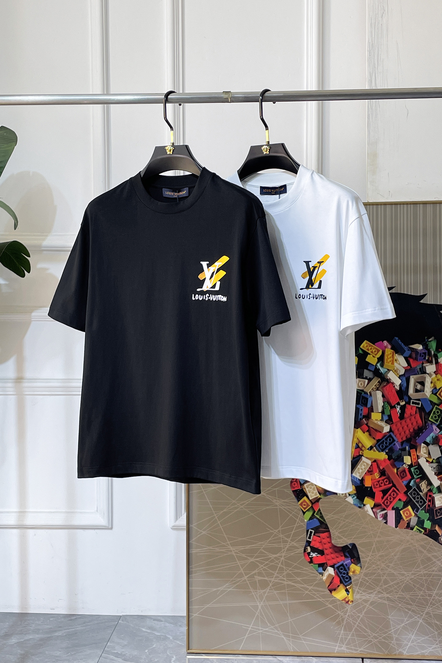 NO:776711,LV - 2026 Year of the Horse spring and summer new men's wide-edition short-sleeved T-shirt, urban casual style, a highly designed item, top-grade foreign merchants provide customized cotton fabrics, extremely comfortable and breathable, positive skin-friendly, subverting the comfort experience brought by traditional fabrics, exquisite craftsmanship and accessories. The brand LOGO pattern on the chest is made with unique craftsmanship, with strong style. Original tailoring, meticulous detail processing better highlights its quality. Loose size S-XXL  Can wear up to 210 pounds!  ,,louis vuitton,T-shirt,tees,t-shirt,19860909LV - 2026马年春夏新款男士阔版短袖T恤,都市休闲风格,极具设计感的一款单品,顶级外商客供定制棉面料,上手极微舒适透气,亲肤性积极,颠覆传统面料所带来的舒适体验,工艺辅料考究.胸前品牌LOGO图案以独特工艺制作而成,风格性极强.原版剪裁,一丝不苟细节处理更佳彰显其品质.宽松尺码S-XXL 最大可穿210斤！,,louis vuitton,T-shirt,tees，t-shirt,,Men's clothing
