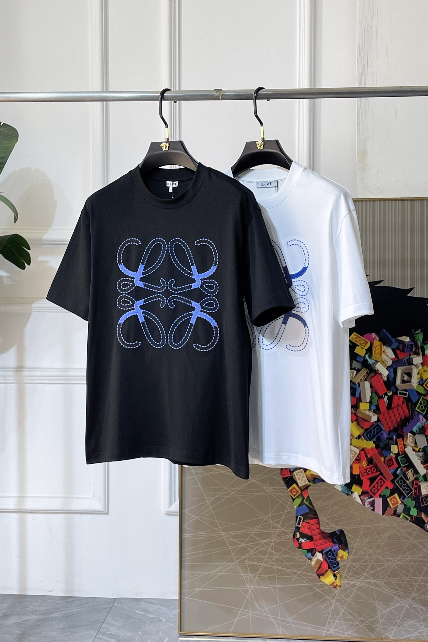NO:776678,Luo Yiwei - 2026 Year of the Horse spring and summer new men's wide-edition short-sleeved T-shirt, urban casual style, a highly designed item. Top-grade foreign merchants provide customized cotton fabrics. It is extremely comfortable and breathable, and has positive skin-friendly properties. It subverts the comfort experience brought by traditional fabrics and has exquisite craftsmanship and accessories. The brand LOGO pattern on the chest is made with unique craftsmanship and has a strong style. Original tailoring and meticulous detail processing better highlight its quality. Loose size S-XXL  Can wear up to 210 pounds!  ,,T-shirt,tees,t-shirt,19860909罗薏威 - 2026马年春夏新款男士阔版短袖T恤,都市休闲风格,极具设计感的一款单品,顶级外商客供定制棉面料,上手极微舒适透气,亲肤性积极,颠覆传统面料所带来的舒适体验,工艺辅料考究.胸前品牌LOGO图案以独特工艺制作而成,风格性极强.原版剪裁,一丝不苟细节处理更佳彰显其品质.宽松尺码S-XXL 最大可穿210斤！,,T-shirt,tees，t-shirt,,Men's clothing