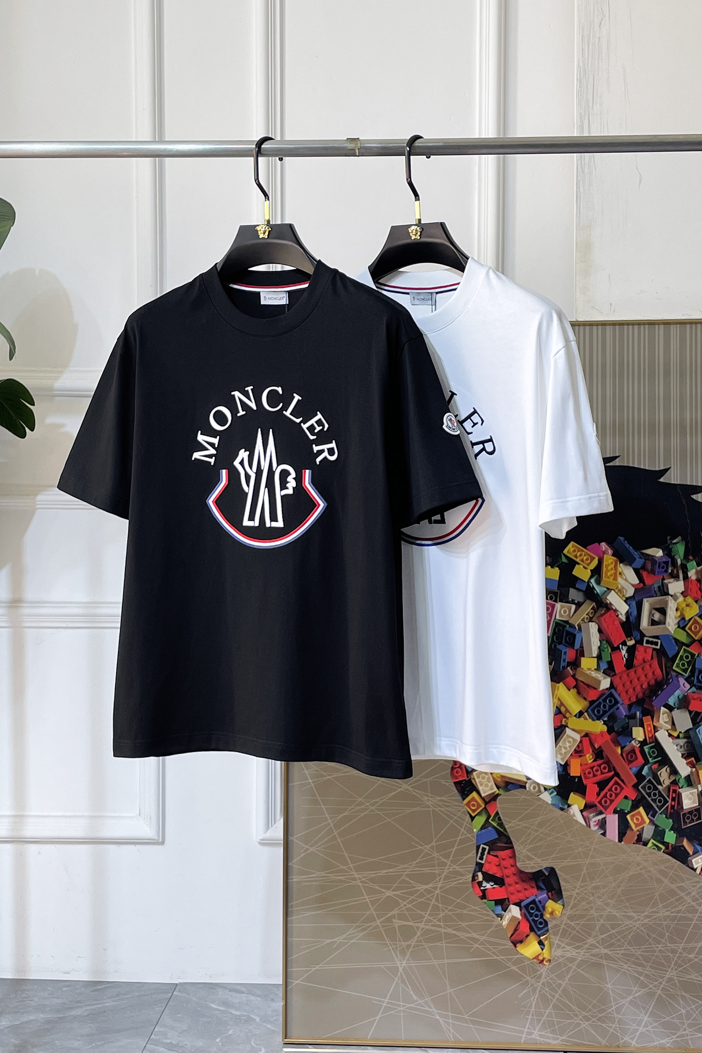 NO:776681,Meng Mouth - 2026 Year of the Horse spring and summer new men's wide-edition short-sleeved T-shirt, urban casual style, a very design item, top-grade foreign merchants provide customized cotton fabrics, extremely comfortable and breathable, positive skin-friendly, subverting the comfort experience brought by traditional fabrics, exquisite craftsmanship and accessories. The brand LOGO pattern on the chest is made with unique craftsmanship, with strong style. Original tailoring, meticulous detail processing better highlights its quality. Loose size S-XXL  Can wear up to 210 pounds!  ,,Moncler,T-shirt,tees,t-shirt,19860909蒙口 - 2026马年春夏新款男士阔版短袖T恤,都市休闲风格,极具设计感的一款单品,顶级外商客供定制棉面料,上手极微舒适透气,亲肤性积极,颠覆传统面料所带来的舒适体验,工艺辅料考究.胸前品牌LOGO图案以独特工艺制作而成,风格性极强.原版剪裁,一丝不苟细节处理更佳彰显其品质.宽松尺码S-XXL 最大可穿210斤！,,Moncler,T-shirt,tees，t-shirt,,Men's clothing