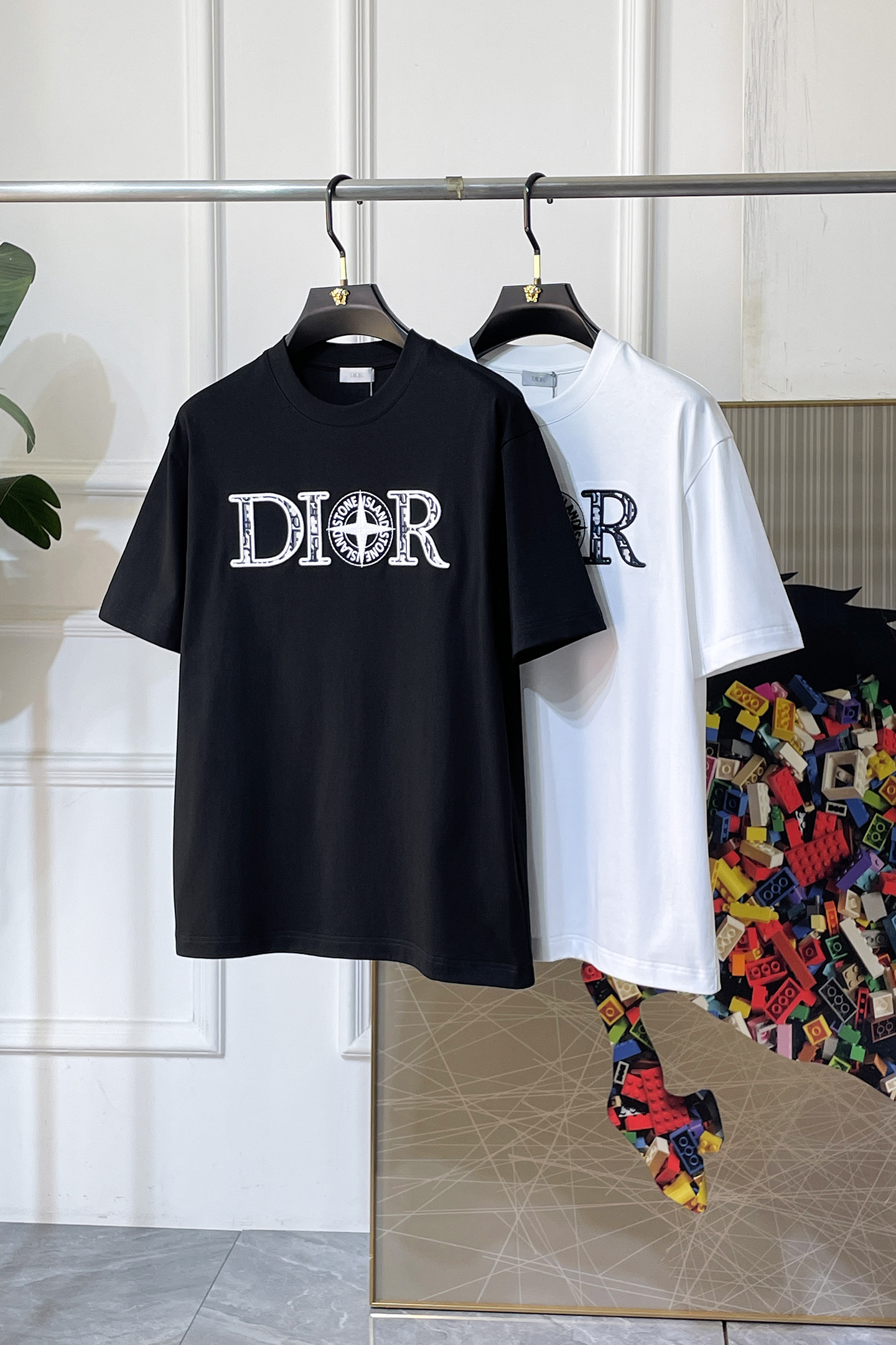 NO:776684,Dior - 2026 Year of the Horse Spring and Summer new men's wide-edition short-sleeved T-shirt, urban casual style, a very design item, top-grade foreign merchants provide customized cotton fabrics, extremely comfortable and breathable, positive skin-friendly, subverting the comfort experience brought by traditional fabrics, exquisite craftsmanship and accessories. The brand LOGO pattern on the chest is made with unique craftsmanship, with strong style. Original tailoring, meticulous detail processing better highlights its quality. Loose size S-XXL  Can wear up to 210 pounds!  ,,dior,T-shirt,tees,t-shirt,19860909迪奥 - 2026马年春夏新款男士阔版短袖T恤,都市休闲风格,极具设计感的一款单品,顶级外商客供定制棉面料,上手极微舒适透气,亲肤性积极,颠覆传统面料所带来的舒适体验,工艺辅料考究.胸前品牌LOGO图案以独特工艺制作而成,风格性极强.原版剪裁,一丝不苟细节处理更佳彰显其品质.宽松尺码S-XXL 最大可穿210斤！,,dior,T-shirt,tees，t-shirt,,Men's clothing