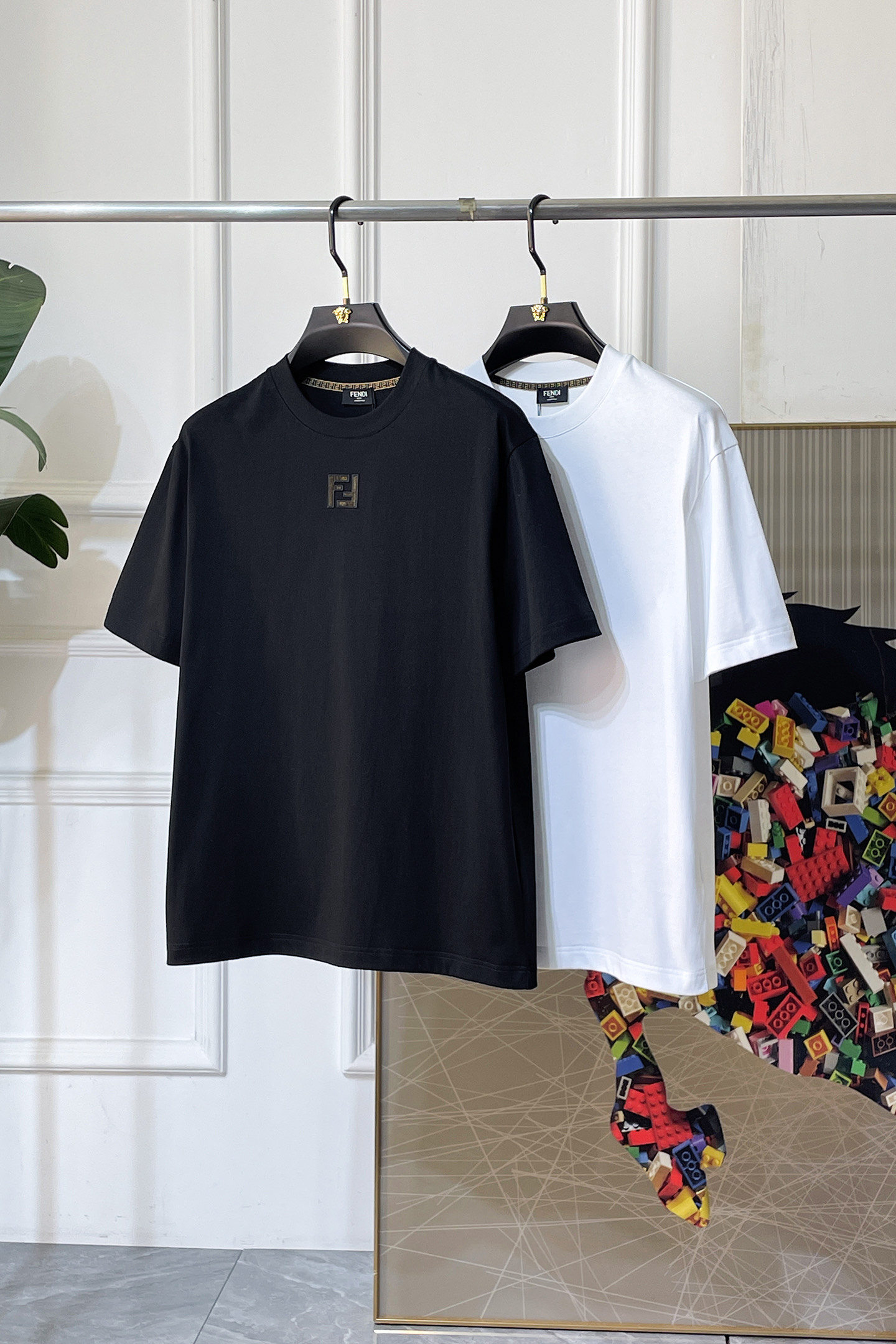 NO:776690,Fendi - 2026 Year of the Horse spring and summer new men's wide-edition short-sleeved T-shirt, urban casual style, a highly designed item, top-grade foreign merchants provide customized cotton fabrics, extremely comfortable and breathable, positive skin-friendly, subverting the comfort experience brought by traditional fabrics, exquisite craftsmanship and accessories. The brand LOGO pattern on the chest is made with unique craftsmanship, with strong style. Original tailoring, meticulous detail processing better highlights its quality. Loose size S-XXL  Can wear up to 210 pounds!  ,,fendi,T-shirt,tees,t-shirt,19860909芬迪 - 2026马年春夏新款男士阔版短袖T恤,都市休闲风格,极具设计感的一款单品,顶级外商客供定制棉面料,上手极微舒适透气,亲肤性积极,颠覆传统面料所带来的舒适体验,工艺辅料考究.胸前品牌LOGO图案以独特工艺制作而成,风格性极强.原版剪裁,一丝不苟细节处理更佳彰显其品质.宽松尺码S-XXL 最大可穿210斤！,,fendi,T-shirt,tees，t-shirt,,Men's clothing