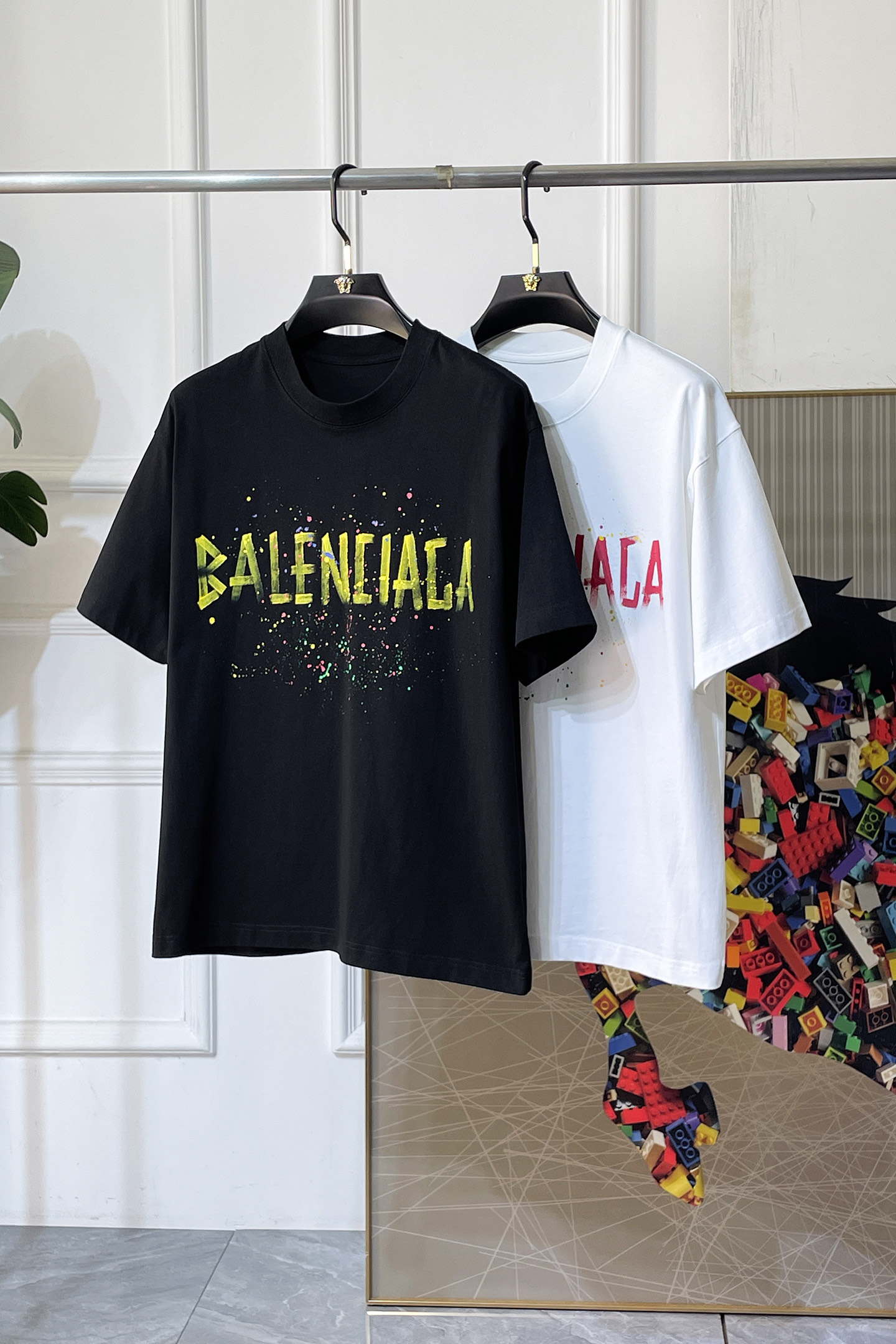 NO:746462,Balenciaga - 2026 Year of the Horse spring and summer new men's wide-edition short-sleeved T-shirt, urban casual style, a very design item, top-grade foreign merchants provide customized cotton fabrics, extremely comfortable and breathable, positive skin-friendly, subverting the comfort experience brought by traditional fabrics, exquisite craftsmanship and accessories. The brand LOGO pattern on the chest is made with unique craftsmanship, with strong style. Original tailoring, meticulous detail processing better highlights its quality. Loose size M-3XL  Can wear up to 220 pounds!  ,,balenciaga,T-shirt,tees,t-shirt,19860909巴黎世家 - 2026马年春夏新款男士阔版短袖T恤,都市休闲风格,极具设计感的一款单品,顶级外商客供定制棉面料,上手极微舒适透气,亲肤性积极,颠覆传统面料所带来的舒适体验,工艺辅料考究.胸前品牌LOGO图案以独特工艺制作而成,风格性极强.原版剪裁,一丝不苟细节处理更佳彰显其品质.宽松尺码M-3XL 最大可穿220斤！,,balenciaga,T-shirt,tees，t-shirt,,Men's clothing