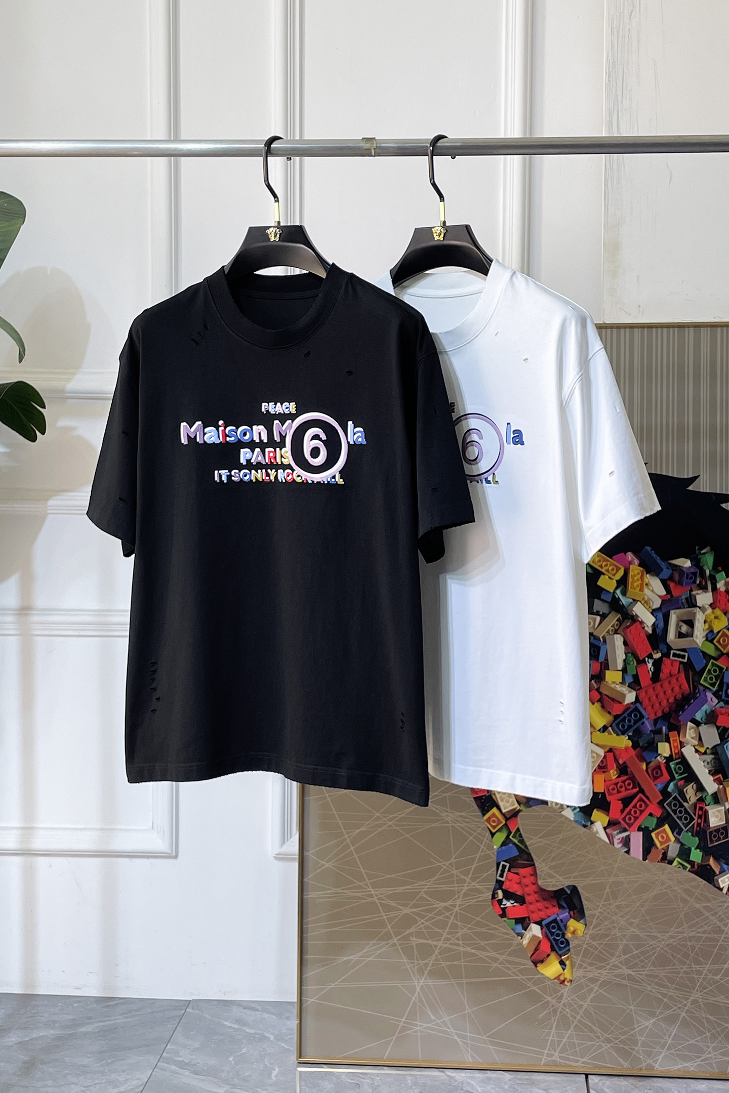 NO:746465,Margiela - 2026 Year of the Horse spring and summer new men's wide-edition short-sleeved T-shirt, urban casual style, a very design item, top-grade foreign merchants provide customized cotton fabrics, extremely comfortable and breathable, positive skin-friendly, subverting the comfort experience brought by traditional fabrics, exquisite craftsmanship and accessories. The brand LOGO pattern on the chest is made with unique craftsmanship, with strong style. Original tailoring, meticulous detail processing better highlights its quality. Loose size M-3XL  Can wear up to 220 pounds!  ,,masion margiela,T-shirt,tees,t-shirt,19860909马吉拉 - 2026马年春夏新款男士阔版短袖T恤,都市休闲风格,极具设计感的一款单品,顶级外商客供定制棉面料,上手极微舒适透气,亲肤性积极,颠覆传统面料所带来的舒适体验,工艺辅料考究.胸前品牌LOGO图案以独特工艺制作而成,风格性极强.原版剪裁,一丝不苟细节处理更佳彰显其品质.宽松尺码M-3XL 最大可穿220斤！,,masion margiela,T-shirt,tees，t-shirt,,Men's clothing