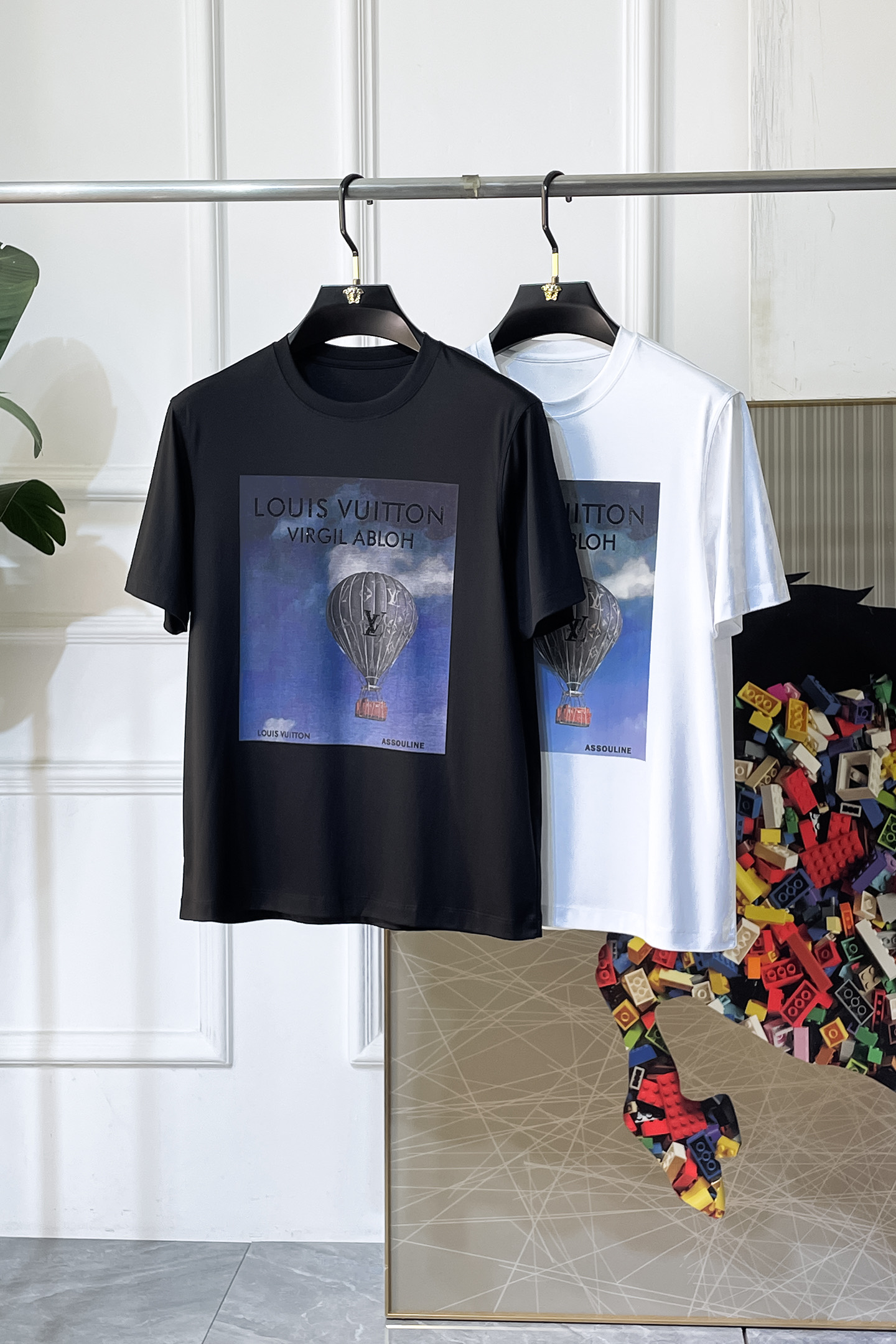 NO:746468,LV - 2026 Year of the Horse spring and summer new men's wide-edition short-sleeved T-shirt, urban casual style, a highly designed item, top-grade foreign merchants provide customized cotton fabrics, extremely comfortable and breathable, positive skin-friendly, subverting the comfort experience brought by traditional fabrics, exquisite craftsmanship and accessories. The brand LOGO pattern on the chest is made with unique craftsmanship, with strong style. Original tailoring, meticulous detail processing better highlights its quality. Loose size M-3XL  Can wear up to 220 pounds!  ,,louis vuitton,T-shirt,tees,t-shirt,19860909LV - 2026马年春夏新款男士阔版短袖T恤,都市休闲风格,极具设计感的一款单品,顶级外商客供定制棉面料,上手极微舒适透气,亲肤性积极,颠覆传统面料所带来的舒适体验,工艺辅料考究.胸前品牌LOGO图案以独特工艺制作而成,风格性极强.原版剪裁,一丝不苟细节处理更佳彰显其品质.宽松尺码M-3XL 最大可穿220斤！,,louis vuitton,T-shirt,tees，t-shirt,,Men's clothing