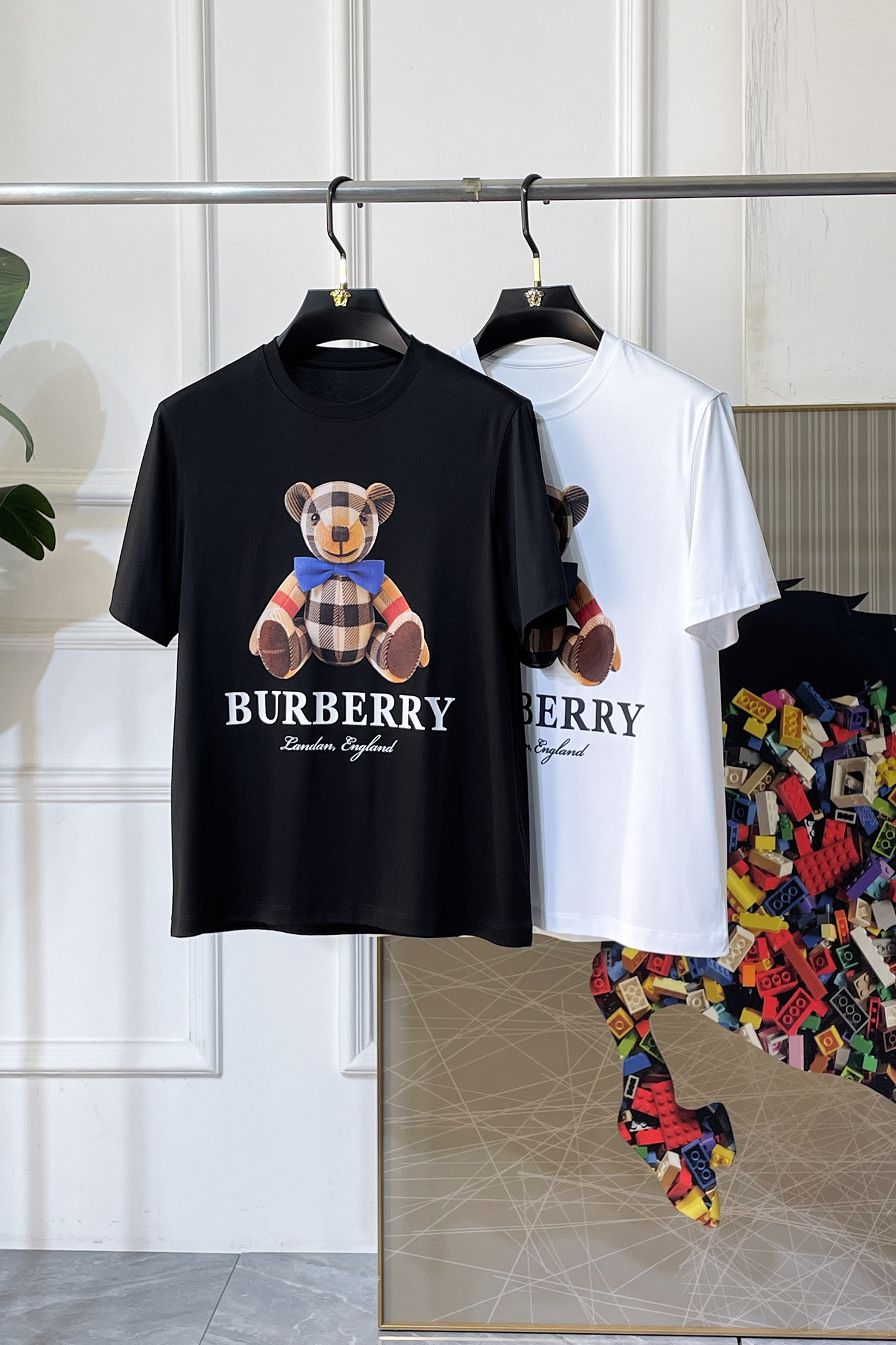 NO:746471,Burberry - 2026 Year of the Horse Spring and Summer new men's wide-edition short-sleeved T-shirt, urban casual style, a highly designed item, top-grade foreign merchants provide customized cotton fabrics, extremely comfortable and breathable, positive skin-friendly, subverting the comfort experience brought by traditional fabrics, exquisite craftsmanship and accessories. The brand LOGO pattern on the chest is made with unique craftsmanship, with strong style. Original tailoring, meticulous detail processing better highlights its quality. Loose size M-3XL  Can wear up to 220 pounds!  ,,burberry,T-shirt,tees,t-shirt,19860909巴宝莉 - 2026马年春夏新款男士阔版短袖T恤,都市休闲风格,极具设计感的一款单品,顶级外商客供定制棉面料,上手极微舒适透气,亲肤性积极,颠覆传统面料所带来的舒适体验,工艺辅料考究.胸前品牌LOGO图案以独特工艺制作而成,风格性极强.原版剪裁,一丝不苟细节处理更佳彰显其品质.宽松尺码M-3XL 最大可穿220斤！,,burberry,T-shirt,tees，t-shirt,,Men's clothing