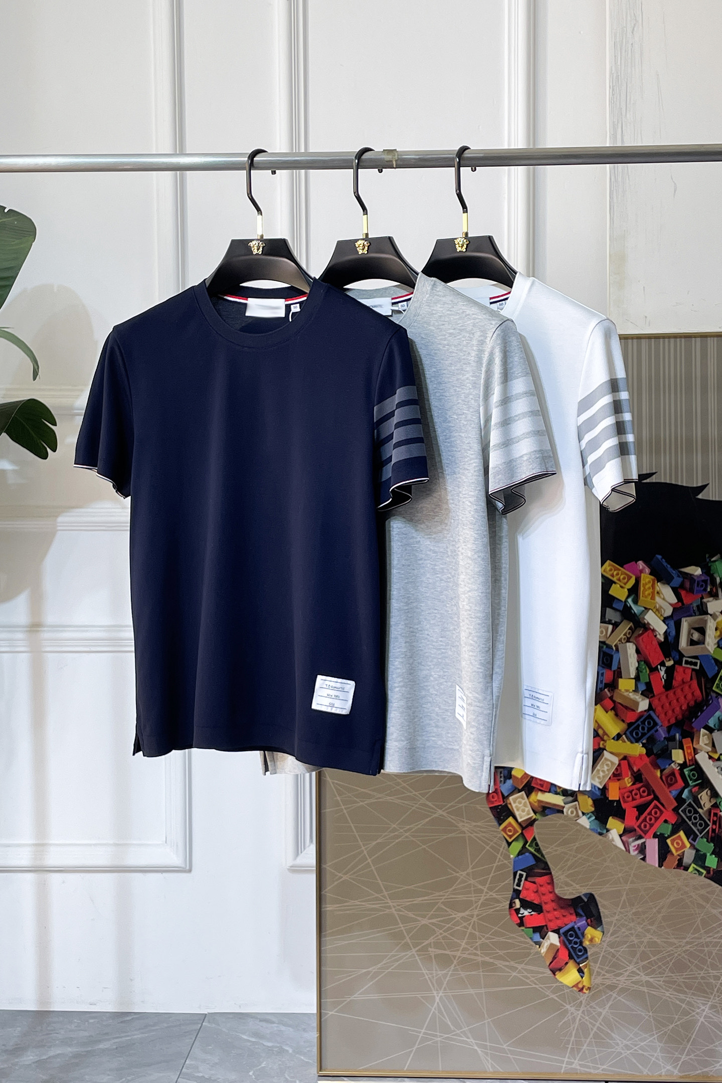 NO:760652,TB - 2026ss Spring and Summer high-quality short-sleeved T-shirt for the Year of the Horse, synchronized with the official website, high-end quality, customized top-grade mercerized pique cotton fabric, 1:1 production by top manufacturers, fashionable brand heavy craftsmanship logo design, soft and delicate feel, skin-friendly and comfortable to wear, versatile and casual, the upper body is very good, handsome, a must-have for trendy men, size M-3XL, can wear up to 200 pounds!  ,,T-shirt,tees,t-shirt,19860909TB - 2026ss马年贺岁款春夏精品短袖T恤 官网同步 高端品质 定制顶级丝光珠地棉面料,顶级大厂1:1制作,时尚大牌重工艺logo设计,手感柔软细腻 穿着亲肤舒适 百搭休闲 上身非常赞 帅气 潮男必备品 尺码M-3XL 最大可穿200斤！,,T-shirt,tees，t-shirt,,Men's clothing