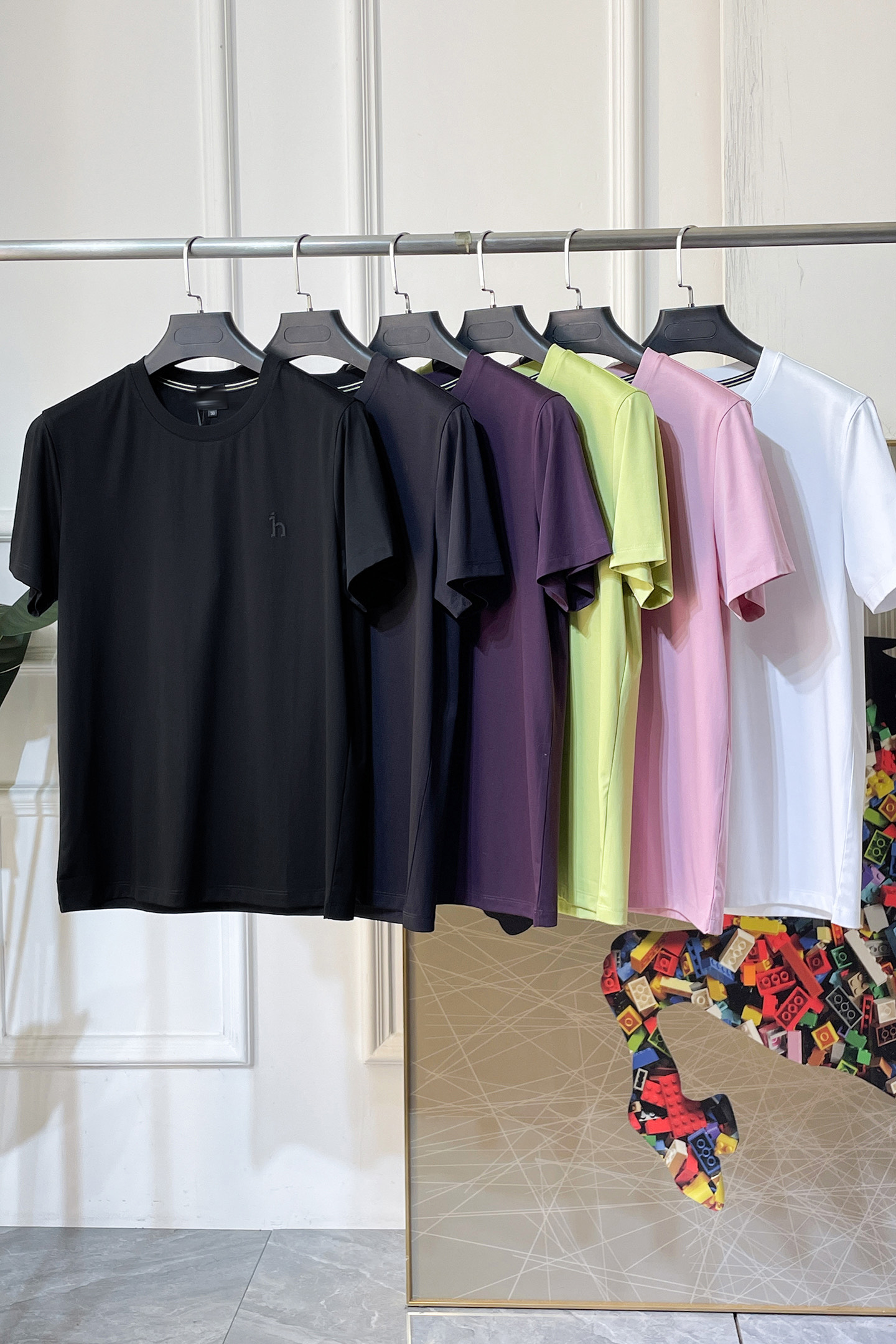 NO:757736,Hermès - 2026ss Year of the Horse Spring and Summer high-quality short-sleeved T-shirts. Official website synchronization. High-end quality. Customized top-grade mercerized cotton fabric, 1:1 production by top manufacturers, fashionable brand heavy craftsmanship logo design, soft and delicate feel. Skin-friendly and comfortable to wear. Versatile and casual. The upper body is very good. Handsome. A must-have for trendy men. Sizes M-3XL. Can wear up to 200 pounds!  ,,hermes,T-shirt,tees,t-shirt,19860909爱玛仕 - 2026ss马年贺岁款春夏精品短袖T恤 官网同步 高端品质 定制顶级丝光棉面料,顶级大厂1:1制作,时尚大牌重工艺logo设计,手感柔软细腻 穿着亲肤舒适 百搭休闲 上身非常赞 帅气 潮男必备品 尺码M-3XL 最大可穿200斤！,,hermes,T-shirt,tees，t-shirt,,Men's clothing