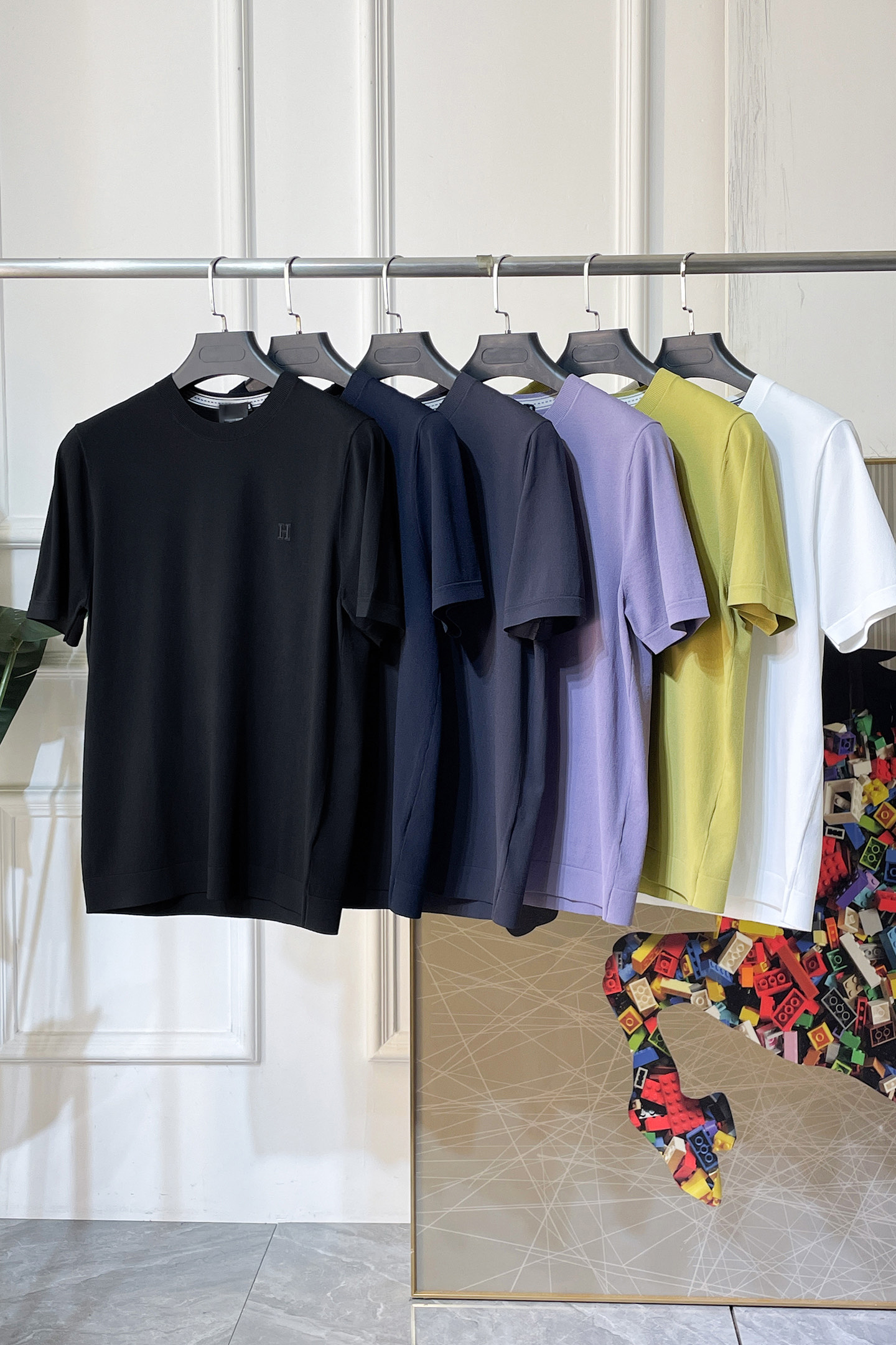 NO:757743,Hermès - 2026ss Year of the Horse spring and summer latest hot-selling boutique knitted short-sleeved T-shirt, customized imported soft Yilite fabric, embellished with fashionable big-name element logos, breathable fabric, delicate and soft texture, cool and smooth against the body. Moisture-wicking, simple and elegant yet fashionable, three-dimensional tailoring, super stylish upper body!  A must-have for fashionistas, sizes M-3XL, can be worn up to 190 pounds!  ,,hermes,T-shirt,tees,t-shirt,19860909爱玛仕 - 2026ss马年春夏最新大爆款精品针织短袖T恤,定制进口轻柔伊力特面料,时尚大牌元素logo点缀,会呼吸的面料,质感细腻柔软,贴身冰爽顺滑.吸湿排汗,简约大方又不失时尚,版型立体裁剪,上身超有型！时尚潮人必备款 尺码M-3XL 最大可穿可穿190斤！,,hermes,T-shirt,tees，t-shirt,,Men's clothing