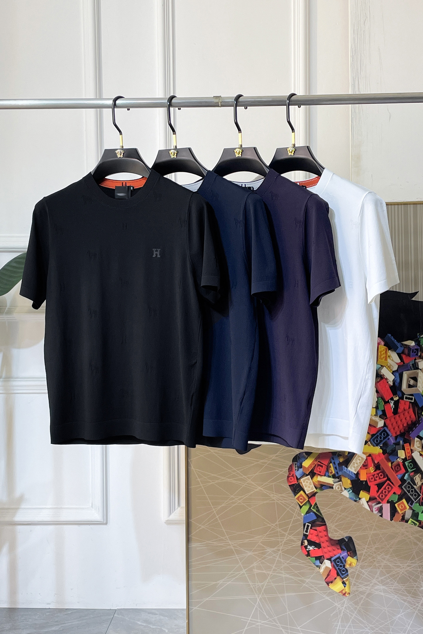 NO:757672,Hermès - 2026ss Year of the Horse spring and summer latest hot-selling boutique knitted short-sleeved T-shirt, customized imported soft Yilite fabric, embellished with fashionable big-name element logos, breathable fabric, delicate and soft texture, cool and smooth against the body. Moisture-wicking, simple and elegant yet fashionable, three-dimensional tailoring, super stylish upper body!  A must-have for fashionistas. Available in sizes M-3XL, with a maximum wearable size!  ,,hermes,T-shirt,tees,t-shirt,19860909爱玛仕 - 2026ss马年春夏最新大爆款精品针织短袖T恤,定制进口轻柔伊力特面料,时尚大牌元素logo点缀,会呼吸的面料,质感细腻柔软,贴身冰爽顺滑.吸湿排汗,简约大方又不失时尚,版型立体裁剪,上身超有型！时尚潮人必备款 尺码M-3XL 最大可穿可穿斤！,,hermes,T-shirt,tees，t-shirt,,Men's clothing