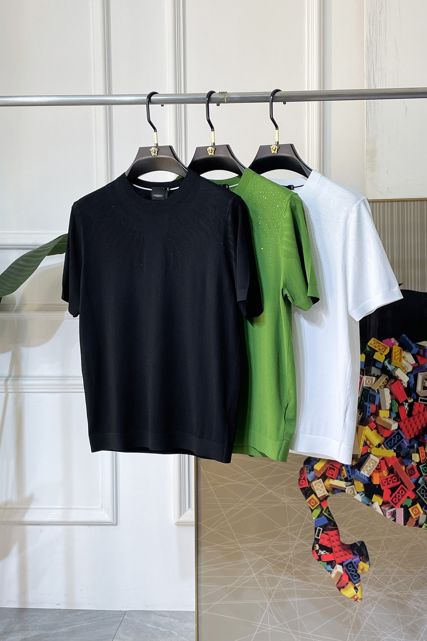 NO:757712,Givenchy - 2026ss Year of the Horse Spring and Summer's latest high-quality knitted short-sleeved T-shirt, made of customized imported soft Yilite fabric, embellished with fashionable big-name element logos, breathable fabric, delicate and soft texture, cool and smooth against the body. Moisture-wicking, simple and elegant yet fashionable, three-dimensional tailoring, super stylish upper body!  A must-have for fashionistas. Available in sizes M-3XL, with a maximum wearable size!  ,,givenchy,T-shirt,tees,t-shirt,19860909纪梵希- 2026ss马年春夏最新大爆款精品针织短袖T恤,定制进口轻柔伊力特面料,时尚大牌元素logo点缀,会呼吸的面料,质感细腻柔软,贴身冰爽顺滑.吸湿排汗,简约大方又不失时尚,版型立体裁剪,上身超有型！时尚潮人必备款 尺码M-3XL 最大可穿可穿斤！,,givenchy,T-shirt,tees，t-shirt,,Men's clothing