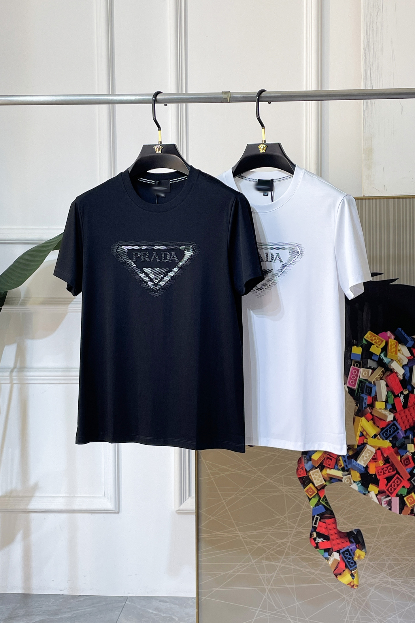 NO:757664,Prada - 2026ss Spring and Summer high-quality short-sleeved T-shirt for the Year of the Horse, synchronized with the official website, high-end quality, customized top-grade mercerized cotton fabric, 1:1 production by top manufacturers, fashionable brand heavy craftsmanship logo design, soft and delicate feel, skin-friendly and comfortable to wear, versatile and casual, the upper body is very good, handsome, a must-have for trendy men, size M-3XL, can wear up to 200 pounds!  ,,prada,T-shirt,tees,t-shirt,19860909普拉达 - 2026ss马年贺岁款春夏精品短袖T恤 官网同步 高端品质 定制顶级丝光棉面料,顶级大厂1:1制作,时尚大牌重工艺logo设计,手感柔软细腻 穿着亲肤舒适 百搭休闲 上身非常赞 帅气 潮男必备品 尺码M-3XL 最大可穿200斤！,,prada,T-shirt,tees，t-shirt,,Men's clothing