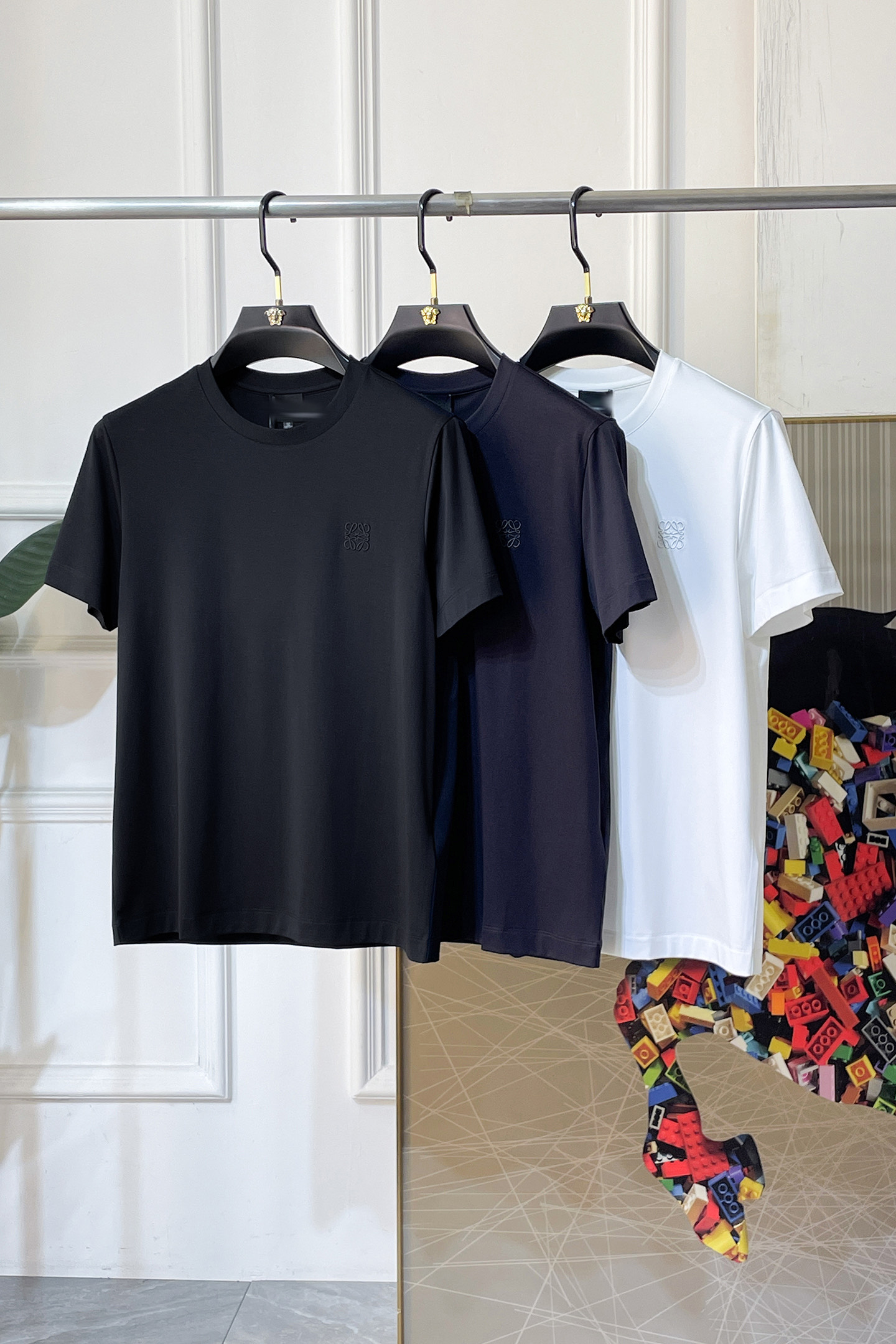 NO:757757,Luo Yiwei - 2026ss Year of the Horse spring and summer high-quality short-sleeved T-shirts, official website synchronization, high-end quality, custom-made top-grade mercerized cotton fabric, 1:1 production by top manufacturers, fashionable brand heavy craftsmanship logo design, soft and delicate feel, skin-friendly and comfortable to wear, versatile and casual, the upper body is very good, handsome, a must-have for trendy men, size M-3XL, can wear up to 200 pounds!  ,,loewe,T-shirt,tees,t-shirt,19860909罗意威 - 2026ss马年贺岁款春夏精品短袖T恤 官网同步 高端品质 定制顶级丝光棉面料,顶级大厂1:1制作,时尚大牌重工艺logo设计,手感柔软细腻 穿着亲肤舒适 百搭休闲 上身非常赞 帅气 潮男必备品 尺码M-3XL 最大可穿200斤！,,loewe,T-shirt,tees，t-shirt,,Men's clothing