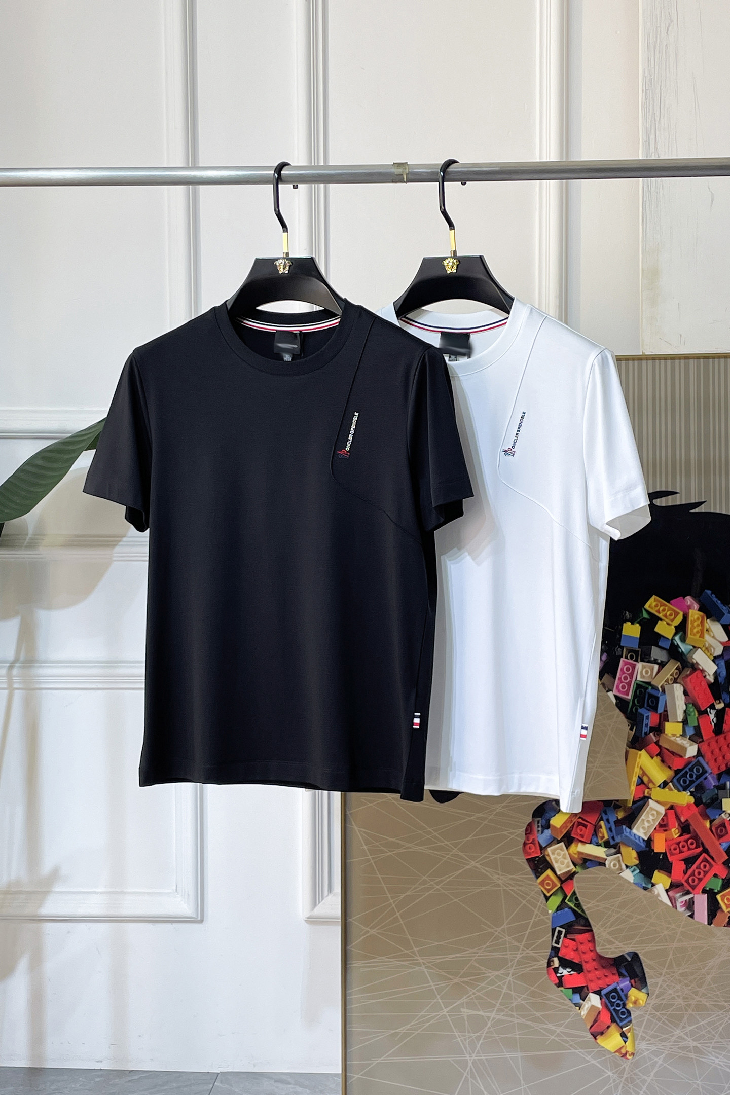 NO:757763,Mouth Mouth - 2026ss Year of the Horse spring and summer high-quality short-sleeved T-shirts. Official website synchronization. High-end quality. Customized top-grade mercerized cotton fabric, 1:1 production by top manufacturers, fashionable brand heavy craftsmanship logo design, soft and delicate feel. Skin-friendly and comfortable to wear. Versatile and casual. The upper body is very good. Handsome. A must-have for trendy men. Sizes M-3XL. Can wear up to 200 pounds!  ,,Moncler,T-shirt,tees,t-shirt,19860909蒙口 - 2026ss马年贺岁款春夏精品短袖T恤 官网同步 高端品质 定制顶级丝光棉面料,顶级大厂1:1制作,时尚大牌重工艺logo设计,手感柔软细腻 穿着亲肤舒适 百搭休闲 上身非常赞 帅气 潮男必备品 尺码M-3XL 最大可穿200斤！,,Moncler,T-shirt,tees，t-shirt,,Men's clothing