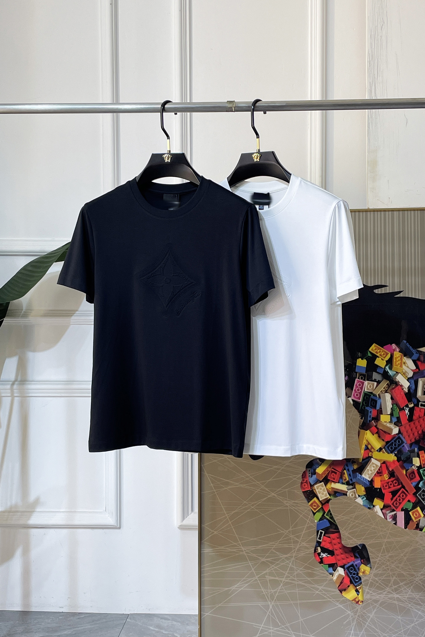 NO:757771,LV - 2026ss Spring and Summer high-quality short-sleeved T-shirt for the Year of the Horse. Official website synchronization. High-end quality. Customized top-grade mercerized cotton fabric, 1:1 production by top manufacturers, fashionable brand heavy craftsmanship logo design, soft and delicate feel. Skin-friendly and comfortable to wear. Versatile and casual. The upper body is very good. Handsome. A must-have for trendy men. Sizes M-3XL. Can wear up to 200 pounds!  ,,louis vuitton,T-shirt,tees,t-shirt,19860909LV - 2026ss马年贺岁款春夏精品短袖T恤 官网同步 高端品质 定制顶级丝光棉面料,顶级大厂1:1制作,时尚大牌重工艺logo设计,手感柔软细腻 穿着亲肤舒适 百搭休闲 上身非常赞 帅气 潮男必备品 尺码M-3XL 最大可穿200斤！,,louis vuitton,T-shirt,tees，t-shirt,,Men's clothing