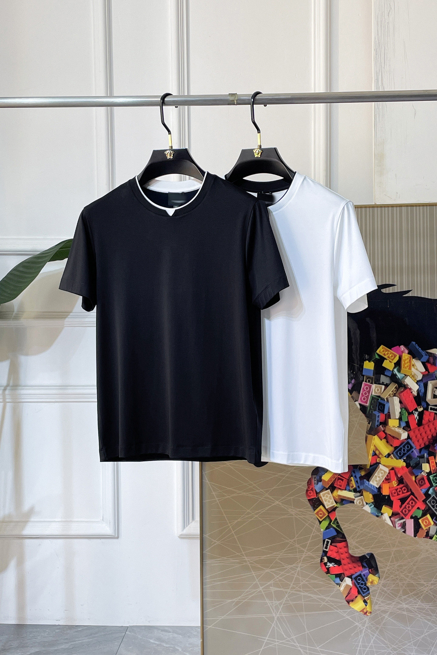 NO:760659,LP Nuoyo - 2026ss Spring and Summer high-quality short-sleeved T-shirt for the Year of the Horse. Official website synchronization. High-end quality. Customized top-grade mercerized cotton fabric, 1:1 production by top manufacturers, fashionable brand heavy craftsmanship logo design, soft and delicate feel. Skin-friendly and comfortable to wear. Versatile and casual. The upper body is very good. Handsome. A must-have for trendy men. Size M-3XL. Can wear up to 200 pounds!  ,,loro piana,T-shirt,tees,t-shirt,19860909LP诺悠 - 2026ss马年贺岁款春夏精品短袖T恤 官网同步 高端品质 定制顶级丝光棉面料,顶级大厂1:1制作,时尚大牌重工艺logo设计,手感柔软细腻 穿着亲肤舒适 百搭休闲 上身非常赞 帅气 潮男必备品 尺码M-3XL 最大可穿200斤！,,loro piana,T-shirt,tees，t-shirt,,Men's clothing