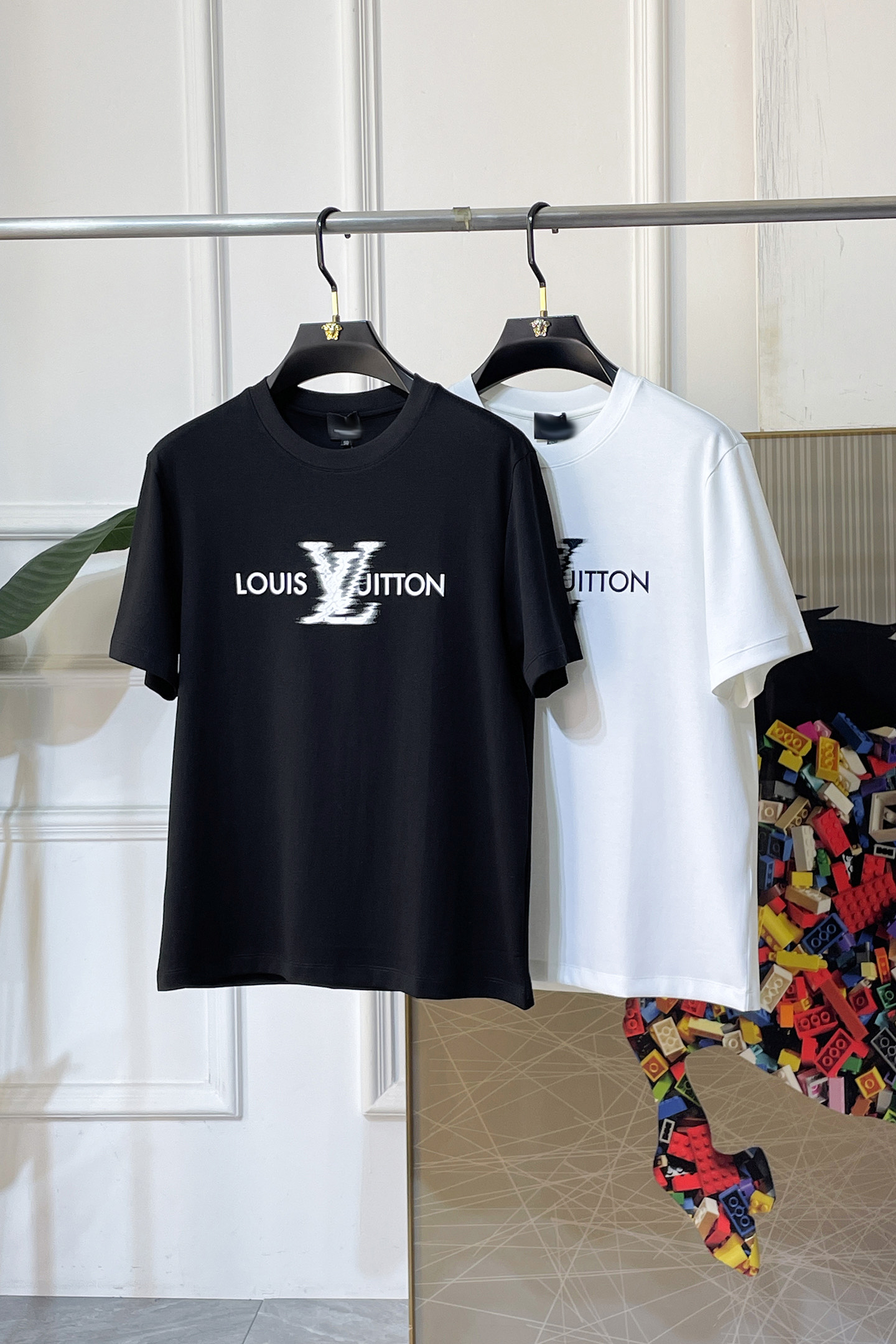 NO:757680,LV - 2026ss Year of the Horse Spring and Summer high-quality micro-wide short-sleeved T-shirt. Official website synchronization. High-end quality. Customized top-grade mercerized cotton fabric, 1:1 production by top manufacturers, fashionable brand heavy craftsmanship logo design, soft and delicate feel. Skin-friendly and comfortable to wear. Versatile and casual. The upper body is very good. Handsome. A must-have for trendy men. Size M-3XL. Can wear up to 210 pounds!  ,,louis vuitton,T-shirt,tees,t-shirt,19860909LV - 2026ss马年贺岁款春夏精品微阔短袖T恤 官网同步 高端品质 定制顶级丝光棉面料,顶级大厂1:1制作,时尚大牌重工艺logo设计,手感柔软细腻 穿着亲肤舒适 百搭休闲 上身非常赞 帅气 潮男必备品 尺码M-3XL 最大可穿210斤！,,louis vuitton,T-shirt,tees，t-shirt,,Men's clothing