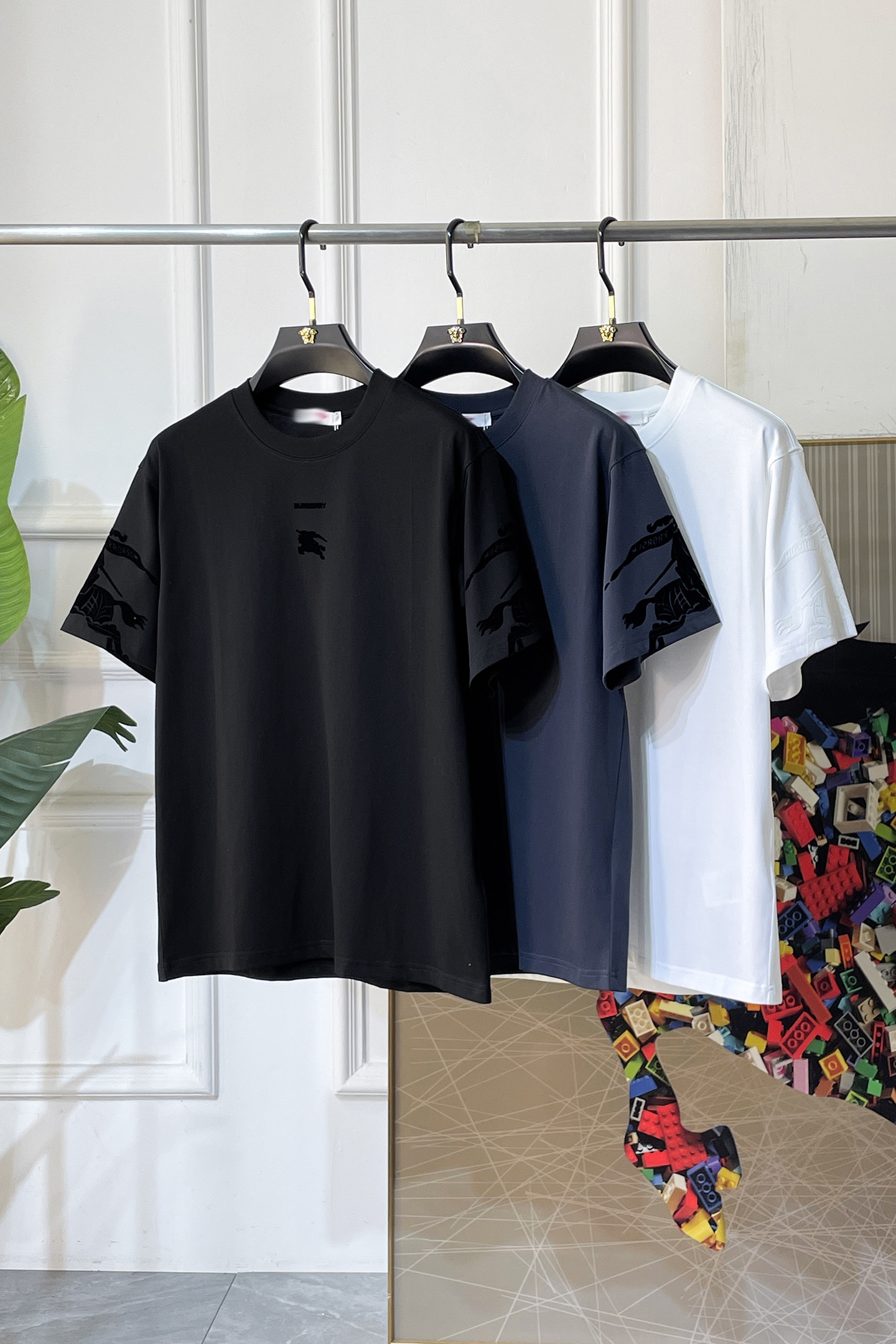 NO:757779,Burberry - 2026 Year of the Horse Spring and Summer new men's wide-edition short-sleeved T-shirt, urban casual style, a highly designed item, top-grade foreign merchants provide customized cotton fabrics, extremely comfortable and breathable, positive skin-friendly, subverting the comfort experience brought by traditional fabrics, exquisite craftsmanship and accessories. The brand LOGO pattern on the chest is made with unique craftsmanship, with strong style. Original tailoring, meticulous detail processing better highlights its quality. Loose size M-3XL  The maximum weight you can wear!  ,,burberry,T-shirt,tees,t-shirt,19860909巴宝莉 - 2026马年春夏新款男士阔版短袖T恤,都市休闲风格,极具设计感的一款单品,顶级外商客供定制棉面料,上手极微舒适透气,亲肤性积极,颠覆传统面料所带来的舒适体验,工艺辅料考究.胸前品牌LOGO图案以独特工艺制作而成,风格性极强.原版剪裁,一丝不苟细节处理更佳彰显其品质.宽松尺码M-3XL 最大可穿斤！,,burberry,T-shirt,tees，t-shirt,,Men's clothing