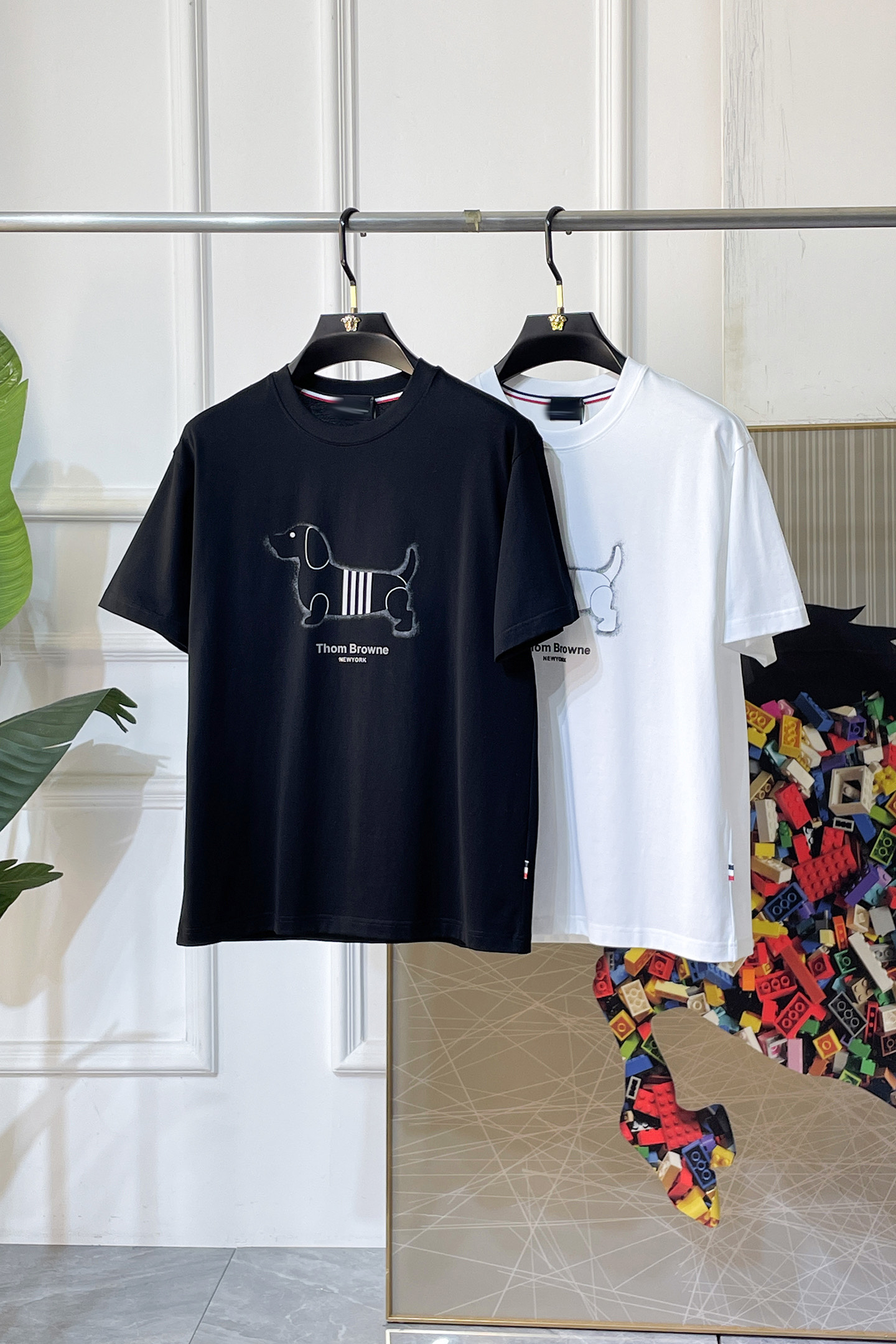 NO:757688,TB - 2026ss Year of the Horse Spring and Summer high-quality micro-wide short-sleeved T-shirt. Official website synchronization. High-end quality. Customized top-grade mercerized cotton fabric, 1:1 production by top manufacturers, fashionable brand heavy craftsmanship logo design, soft and delicate feel. Skin-friendly and comfortable to wear. Versatile and casual. The upper body is very good. Handsome. A must-have for trendy men. Sizes M-3XL. Maximum weight can be worn!  ,,T-shirt,tees,t-shirt,19860909TB - 2026ss马年贺岁款春夏精品微阔短袖T恤 官网同步 高端品质 定制顶级丝光棉面料,顶级大厂1:1制作,时尚大牌重工艺logo设计,手感柔软细腻 穿着亲肤舒适 百搭休闲 上身非常赞 帅气 潮男必备品 尺码M-3XL 最大可穿斤！,,T-shirt,tees，t-shirt,,Men's clothing