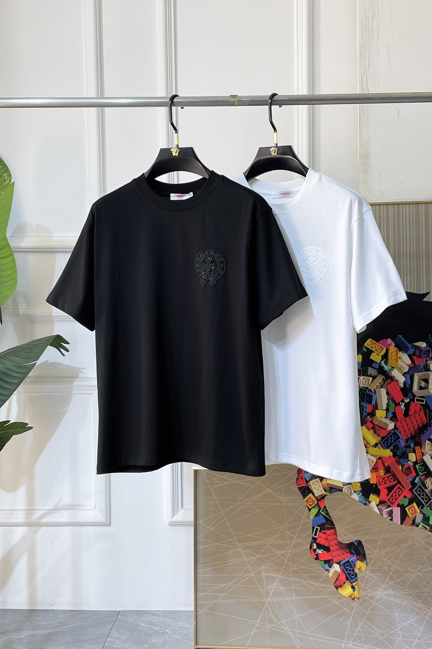 NO:760670,Croxin - 2026 Year of the Horse Spring and Summer new men's wide-edition short-sleeved T-shirt, urban casual style, a very design item, top-grade foreign merchants provide customized cotton fabrics, extremely comfortable and breathable, positive skin-friendly, subverting the comfort experience brought by traditional fabrics, exquisite craftsmanship and accessories. The brand LOGO pattern on the chest is made with unique craftsmanship, with strong style. Original tailoring, meticulous detail processing better highlights its quality. Loose size M-3XL  Can wear up to 220 pounds!  ,,chrome hearts,T-shirt,tees,t-shirt,19860909克罗芯 - 2026马年春夏新款男士阔版短袖T恤,都市休闲风格,极具设计感的一款单品,顶级外商客供定制棉面料,上手极微舒适透气,亲肤性积极,颠覆传统面料所带来的舒适体验,工艺辅料考究.胸前品牌LOGO图案以独特工艺制作而成,风格性极强.原版剪裁,一丝不苟细节处理更佳彰显其品质.宽松尺码M-3XL 最大可穿220斤！,,chrome hearts,T-shirt,tees，t-shirt,,Men's clothing