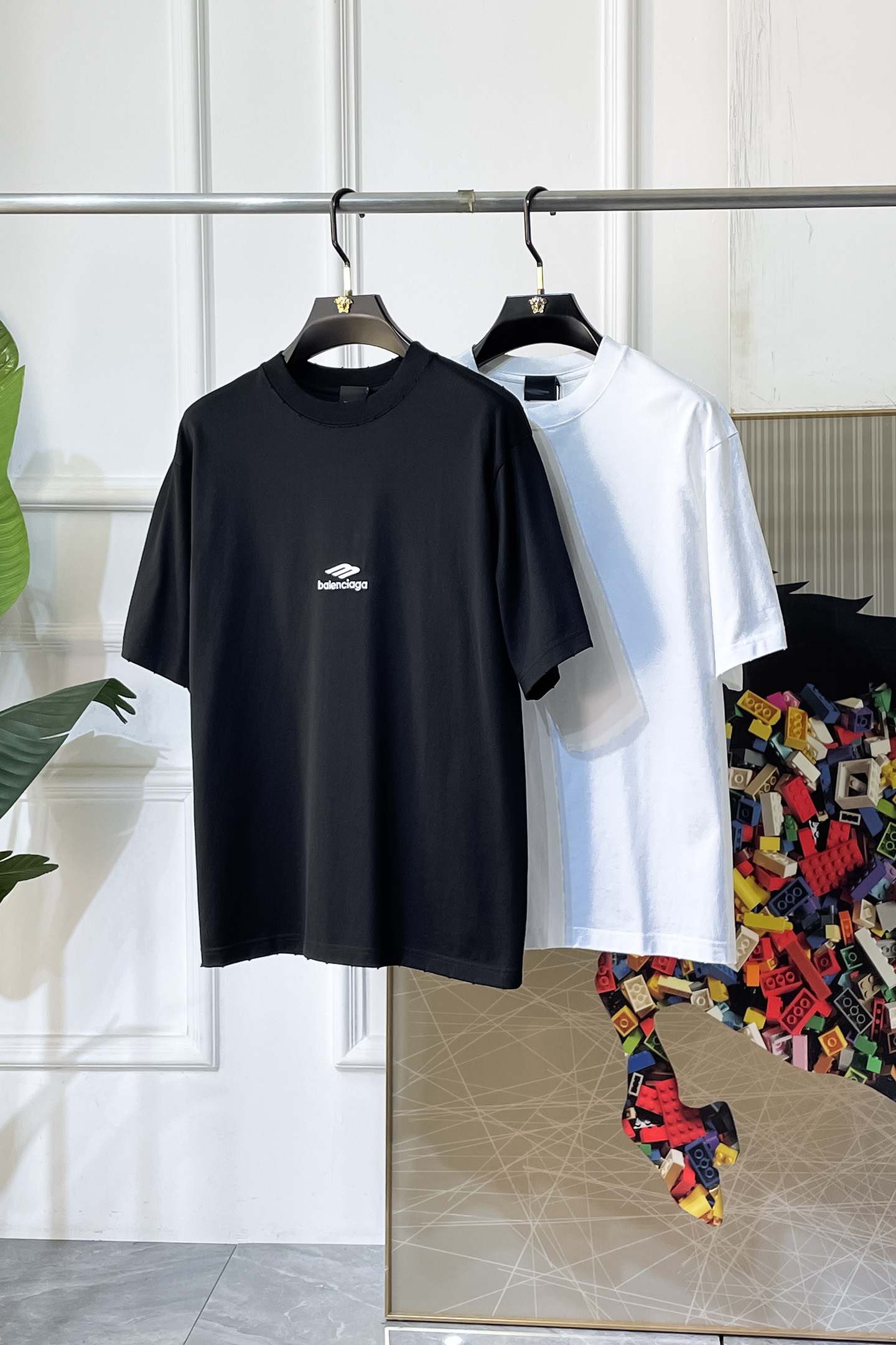 NO:760678,Balenciaga - 2026 Year of the Horse spring and summer new men's wide-edition short-sleeved T-shirt, urban casual style, a very design item, top-grade foreign merchants provide customized cotton fabrics, extremely comfortable and breathable, positive skin-friendly, subverting the comfort experience brought by traditional fabrics, exquisite craftsmanship and accessories. The brand LOGO pattern on the chest is made with unique craftsmanship, with strong style. Original tailoring, meticulous detail processing better highlights its quality. Loose size M-3XL  Can wear up to 220 pounds!  ,,balenciaga,T-shirt,tees,t-shirt,19860909巴黎世家 - 2026马年春夏新款男士阔版短袖T恤,都市休闲风格,极具设计感的一款单品,顶级外商客供定制棉面料,上手极微舒适透气,亲肤性积极,颠覆传统面料所带来的舒适体验,工艺辅料考究.胸前品牌LOGO图案以独特工艺制作而成,风格性极强.原版剪裁,一丝不苟细节处理更佳彰显其品质.宽松尺码M-3XL 最大可穿220斤！,,balenciaga,T-shirt,tees，t-shirt,,Men's clothing