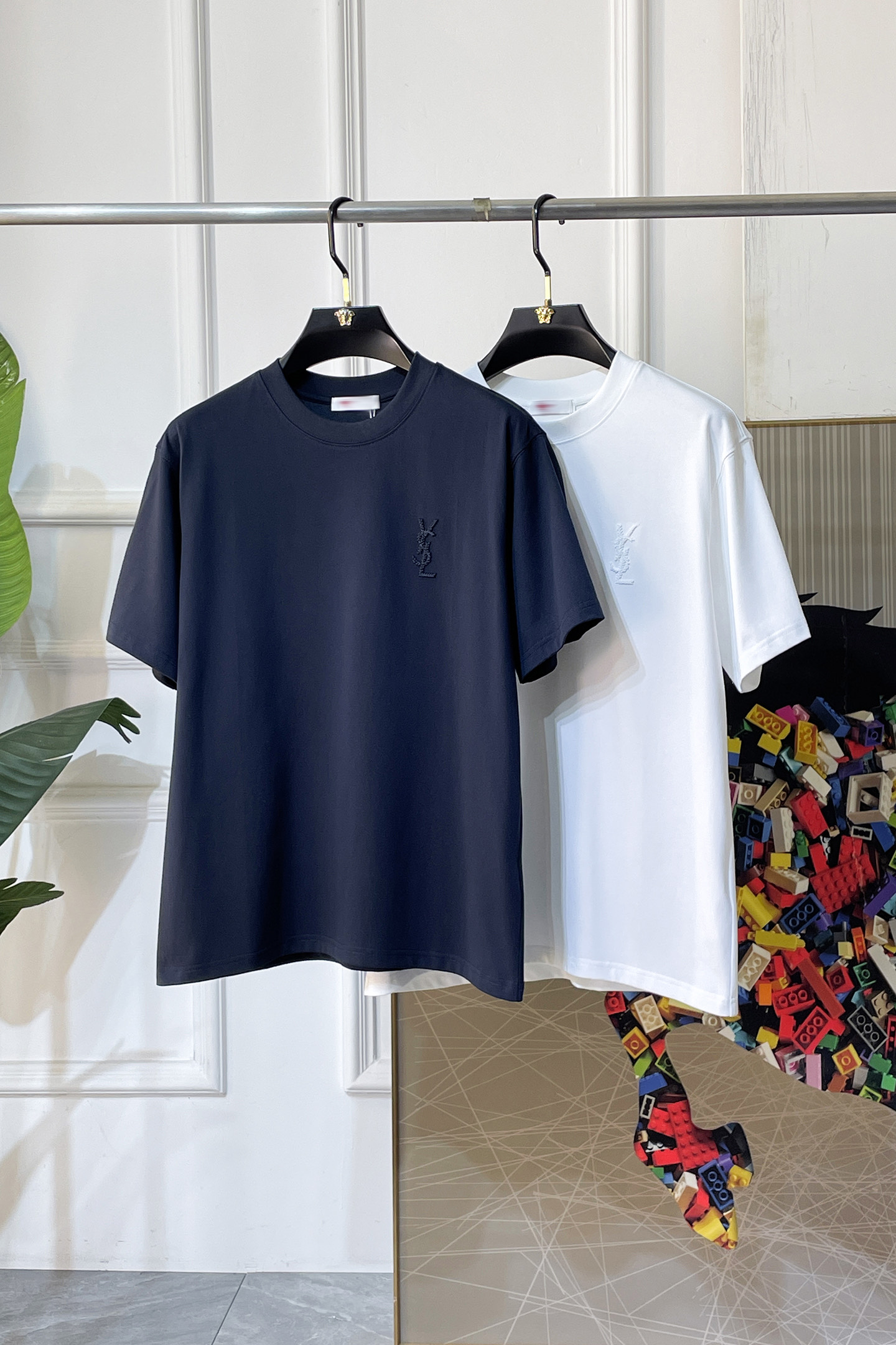 NO:757793,Ysl - 2026 Year of the Horse spring and summer new men's wide-edition short-sleeved T-shirt, urban casual style, a highly designed item, top-grade foreign merchants provide customized cotton fabrics, extremely comfortable and breathable, positive skin-friendly, subverting the comfort experience brought by traditional fabrics, exquisite craftsmanship and accessories. The brand LOGO pattern on the chest is made with unique craftsmanship, with strong style. Original tailoring, meticulous detail processing better highlights its quality. Loose size M-3XL  The maximum weight you can wear!  ,,saint laurent,T-shirt,tees,t-shirt,19860909Ysl - 2026马年春夏新款男士阔版短袖T恤,都市休闲风格,极具设计感的一款单品,顶级外商客供定制棉面料,上手极微舒适透气,亲肤性积极,颠覆传统面料所带来的舒适体验,工艺辅料考究.胸前品牌LOGO图案以独特工艺制作而成,风格性极强.原版剪裁,一丝不苟细节处理更佳彰显其品质.宽松尺码M-3XL 最大可穿斤！,,saint laurent,T-shirt,tees，t-shirt,,Men's clothing