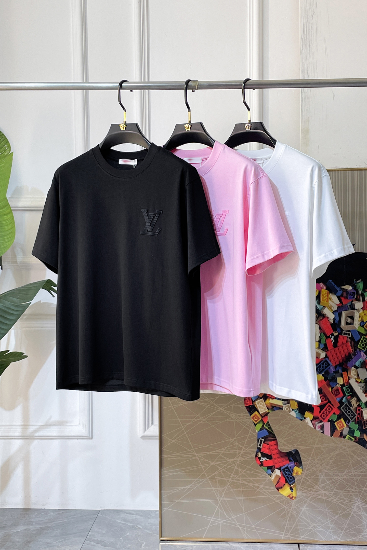 NO:757801,LV - 2026 Year of the Horse spring and summer new men's wide-edition short-sleeved T-shirt, urban casual style, a highly designed item, top-grade foreign merchants provide customized cotton fabrics, extremely comfortable and breathable, positive skin-friendly, subverting the comfort experience brought by traditional fabrics, exquisite craftsmanship and accessories. The brand LOGO pattern on the chest is made with unique craftsmanship, with strong style. Original tailoring, meticulous detail processing better highlights its quality. Loose size M-3XL  The maximum weight you can wear!  ,,louis vuitton,T-shirt,tees,t-shirt,19860909LV - 2026马年春夏新款男士阔版短袖T恤,都市休闲风格,极具设计感的一款单品,顶级外商客供定制棉面料,上手极微舒适透气,亲肤性积极,颠覆传统面料所带来的舒适体验,工艺辅料考究.胸前品牌LOGO图案以独特工艺制作而成,风格性极强.原版剪裁,一丝不苟细节处理更佳彰显其品质.宽松尺码M-3XL 最大可穿斤！,,louis vuitton,T-shirt,tees，t-shirt,,Men's clothing