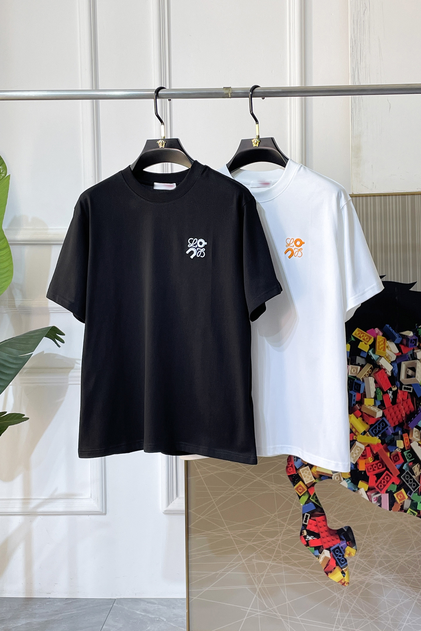 NO:757698,Luo Yiwei - 2026ss Year of the Horse Spring and Summer high-quality micro-wide short-sleeved T-shirt. Official website synchronization. High-end quality. Customized top-grade long-staple cotton fabric, 1:1 production by top manufacturers, fashionable brand heavy craftsmanship logo design, soft and delicate feel. Skin-friendly and comfortable to wear. Versatile and casual. The upper body is very good. Handsome. A must-have for trendy men. Size M-3XL. Can wear up to 210 pounds!  ,,loewe,T-shirt,tees,t-shirt,19860909罗意威 - 2026ss马年贺岁款春夏精品微阔短袖T恤 官网同步 高端品质 定制顶级长绒棉面料,顶级大厂1:1制作,时尚大牌重工艺logo设计,手感柔软细腻 穿着亲肤舒适 百搭休闲 上身非常赞 帅气 潮男必备品 尺码M-3XL 最大可穿210斤！,,loewe,T-shirt,tees，t-shirt,,Men's clothing