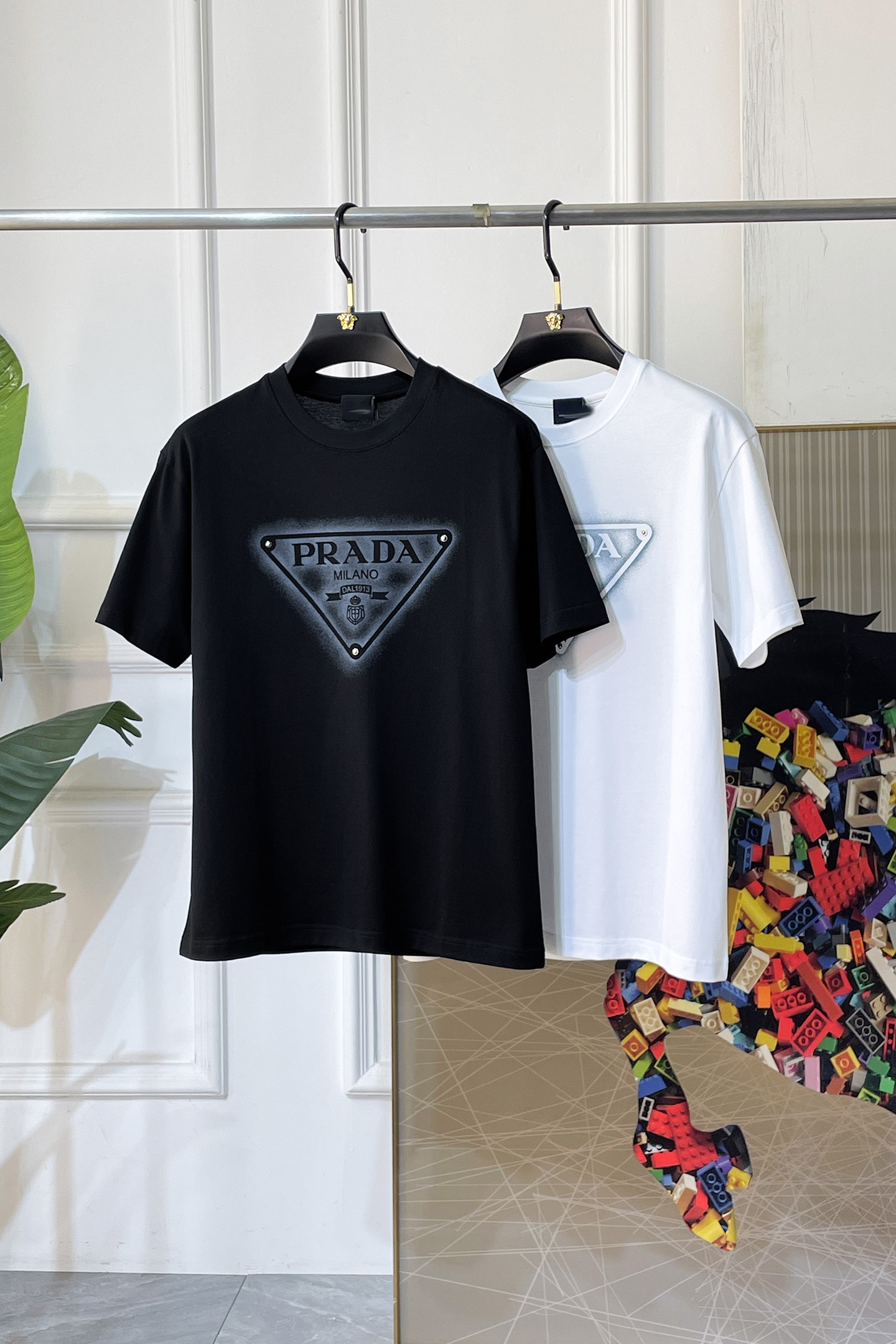 NO:757787,Prada - 2026 Year of the Horse spring and summer new men's wide-edition short-sleeved T-shirt, urban casual style, a highly designed item, top-grade foreign merchants provide customized cotton fabrics, extremely comfortable and breathable, positive skin-friendly, subverting the comfort experience brought by traditional fabrics, exquisite craftsmanship and accessories. The brand LOGO pattern on the chest is made with unique craftsmanship, with strong style. Original tailoring, meticulous detail processing better highlights its quality. Loose size M-3XL  Can wear up to 220 pounds!  ,,prada,T-shirt,tees,t-shirt,19860909普拉达 - 2026马年春夏新款男士阔版短袖T恤,都市休闲风格,极具设计感的一款单品,顶级外商客供定制棉面料,上手极微舒适透气,亲肤性积极,颠覆传统面料所带来的舒适体验,工艺辅料考究.胸前品牌LOGO图案以独特工艺制作而成,风格性极强.原版剪裁,一丝不苟细节处理更佳彰显其品质.宽松尺码M-3XL 最大可穿220斤！,,prada,T-shirt,tees，t-shirt,,Men's clothing