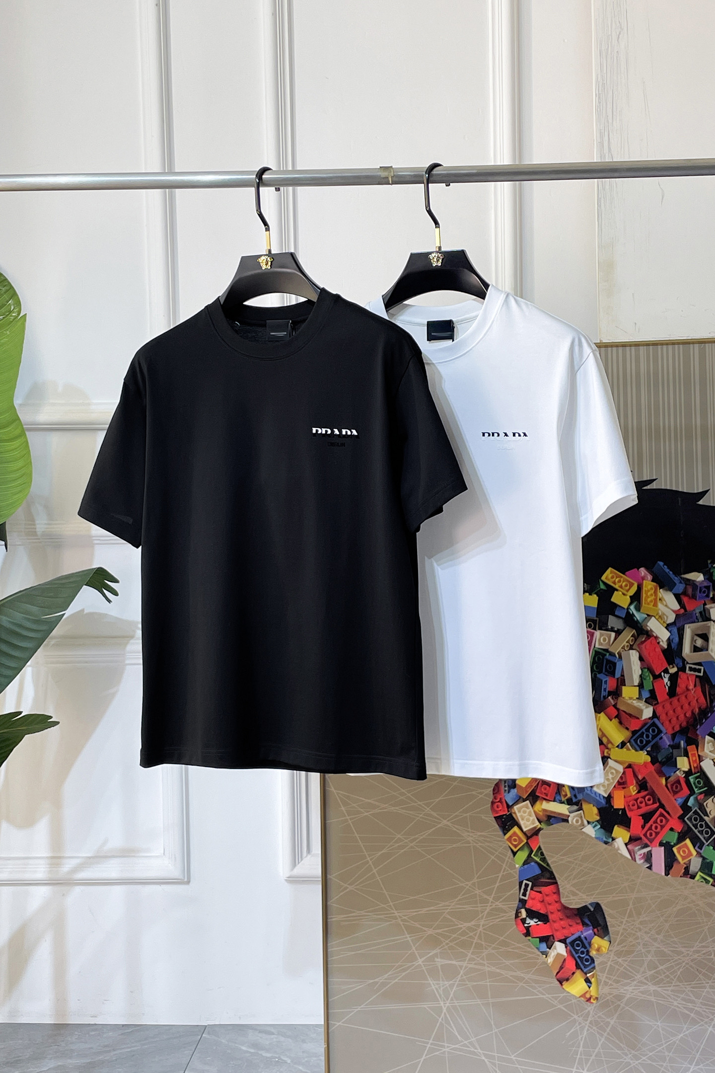 NO:757694,Prada - 2026ss Year of the Horse Spring and Summer high-quality micro-wide short-sleeved T-shirt. Official website synchronization. High-end quality. Customized top-grade mercerized cotton fabric, 1:1 production by top manufacturers, fashionable brand heavy craftsmanship logo design, soft and delicate feel. Skin-friendly and comfortable to wear. Versatile and casual. The upper body is very good. Handsome. A must-have for trendy men. Sizes M-3XL. Maximum weight can be worn!  ,,prada,T-shirt,tees,t-shirt,19860909普拉达 - 2026ss马年贺岁款春夏精品微阔短袖T恤 官网同步 高端品质 定制顶级丝光棉面料,顶级大厂1:1制作,时尚大牌重工艺logo设计,手感柔软细腻 穿着亲肤舒适 百搭休闲 上身非常赞 帅气 潮男必备品 尺码M-3XL 最大可穿斤！,,prada,T-shirt,tees，t-shirt,,Men's clothing