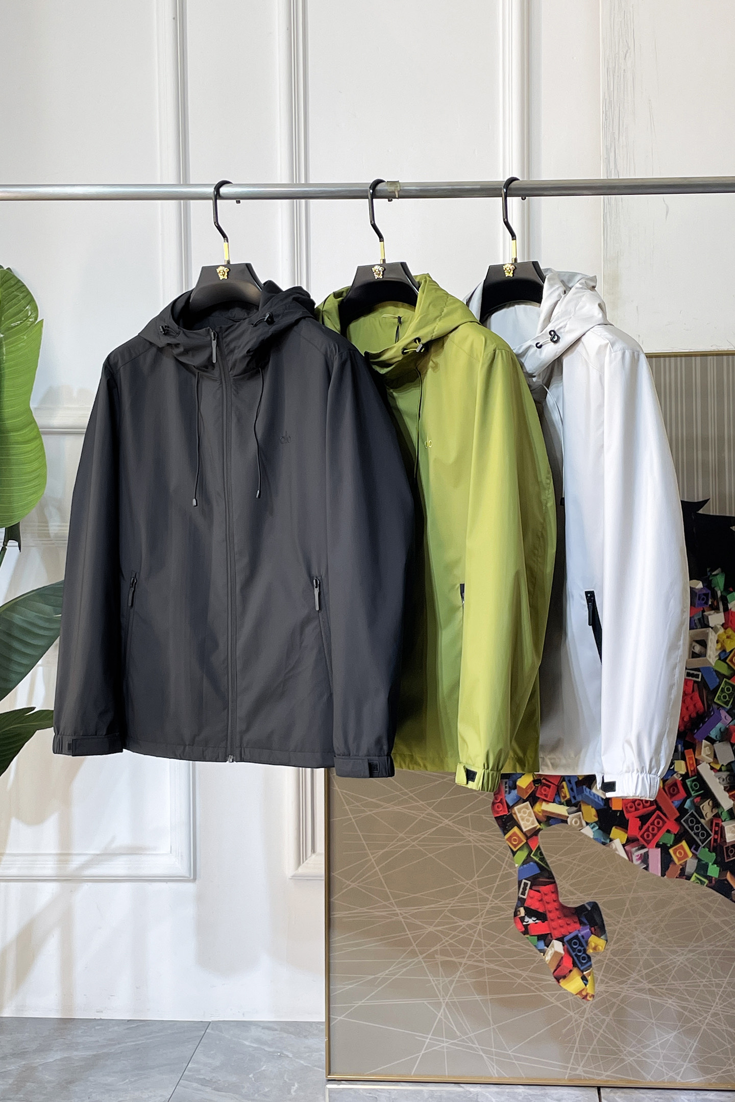 NO:757717,alo - 2026ss Year of the Horse Spring Jacket, customized with high-quality polyester fiber fabric!  Logo design with top fashion big-name elements, complete with three standards!  Original hardware accessories, smooth lines, exquisite craftsmanship, awesome upper body shape, comfortable fabrics, windproof and warm, it is very fashionable, handsome and a must-have for casual and fashionable men with any combination!  Sizes M-3XL, maximum weight!  ,,jackets & coats,jackets & coats,19860909alo - 2026ss马年贺岁款春装夹克外套,定制高品质聚酯纤维面料！顶级时尚大牌元素logo设计,三标齐全！原版五金辅料,线条流畅,工艺精致,上身版型超赞,面料舒适,挡风保暖,随意搭配都非常时尚帅气休闲时尚男仕必备款哦！尺码M-3XL 最大穿斤！,,jackets & coats,jackets & coats,,Men's clothing