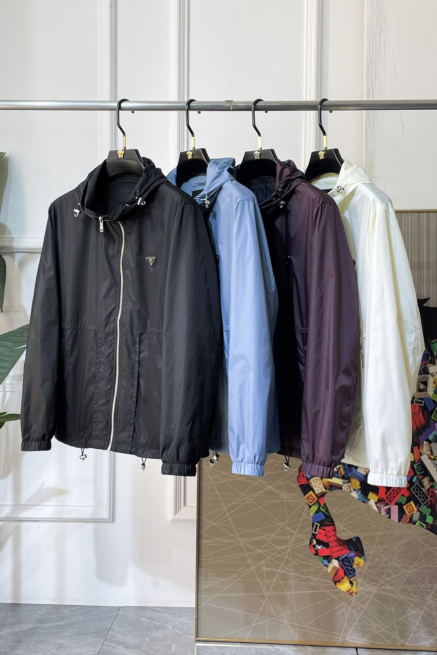 NO:757737,Prada - 2026ss Year of the Horse Spring Jacket, customized with high-quality polyester fiber fabric!  Logo design with top fashion big-name elements, complete with three standards!  Original hardware accessories, smooth lines, exquisite craftsmanship, awesome upper body shape, comfortable fabrics, windproof and warm, it is very fashionable, handsome and a must-have for casual and fashionable men with any combination!  Sizes M-3XL can fit up to 190 pounds!  ,,prada,jackets & coats,jackets & coats,19860909普拉达 - 2026ss马年贺岁款春装夹克外套,定制高品质聚酯纤维面料！顶级时尚大牌元素logo设计,三标齐全！原版五金辅料,线条流畅,工艺精致,上身版型超赞,面料舒适,挡风保暖,随意搭配都非常时尚帅气休闲时尚男仕必备款哦！尺码M-3XL 最大穿190斤！,,prada,jackets & coats,jackets & coats,,Men's clothing