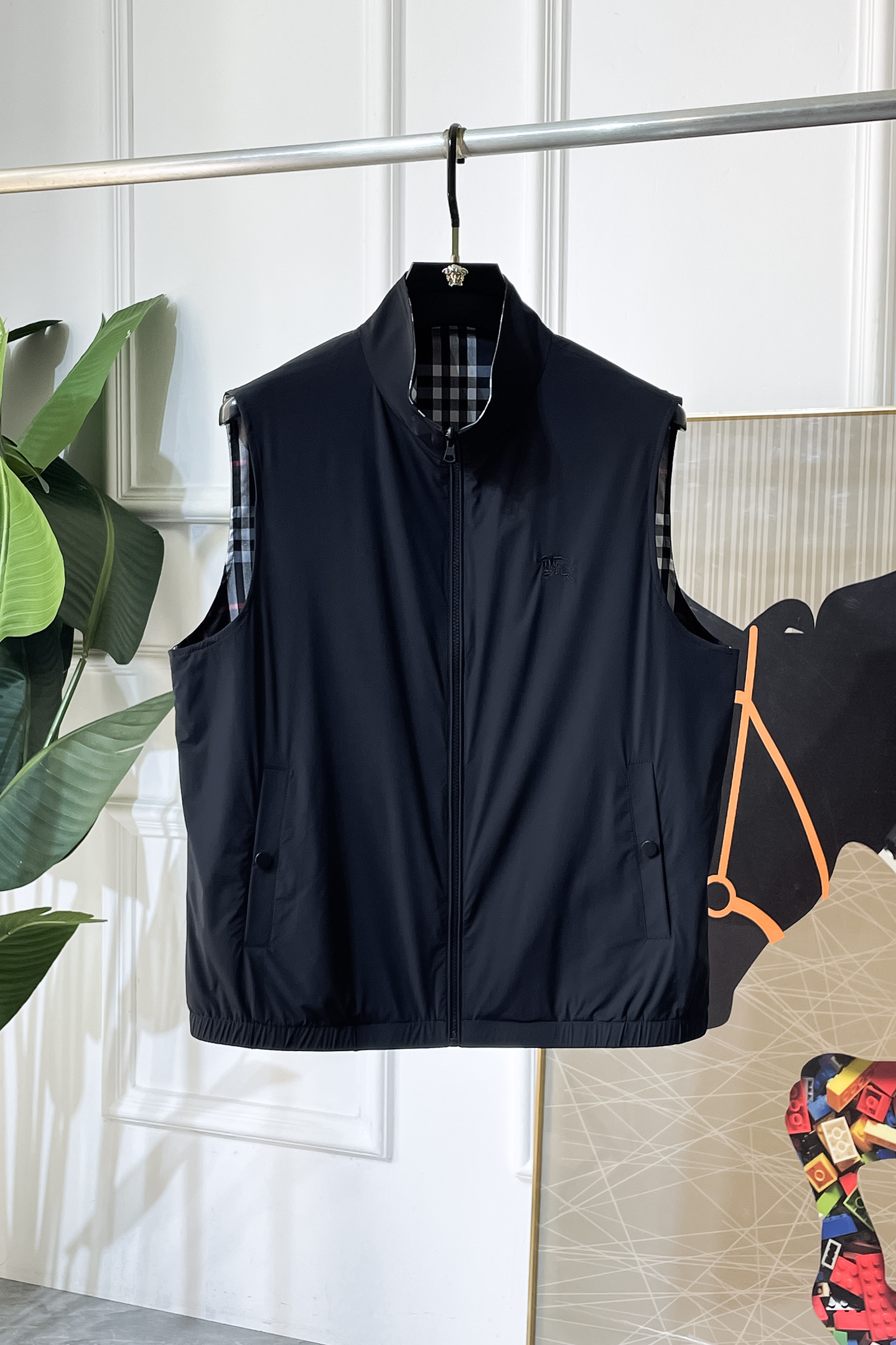 NO:757858,High version!  Burberry - 2026ss Year of the Horse Spring Reversible Vest Jacket, customized with high-quality polyester fiber fabric!  Logo design with top fashion big-name elements, complete with three standards!  Original hardware accessories, smooth lines, exquisite craftsmanship, awesome upper body shape, comfortable fabrics, windproof and warm, it is very fashionable, handsome and a must-have for casual and fashionable men with any combination!  Sizes M-3XL can fit up to 190 pounds!  ,,burberry,jackets & coats,19860909高版本！巴宝莉 - 2026ss马年贺岁款春装双面穿马甲外套,定制高品质聚酯纤维面料！顶级时尚大牌元素logo设计,三标齐全！原版五金辅料,线条流畅,工艺精致,上身版型超赞,面料舒适,挡风保暖,随意搭配都非常时尚帅气休闲时尚男仕必备款哦！尺码M-3XL 最大穿190斤！,,burberry,jackets & coats,,Men's clothing