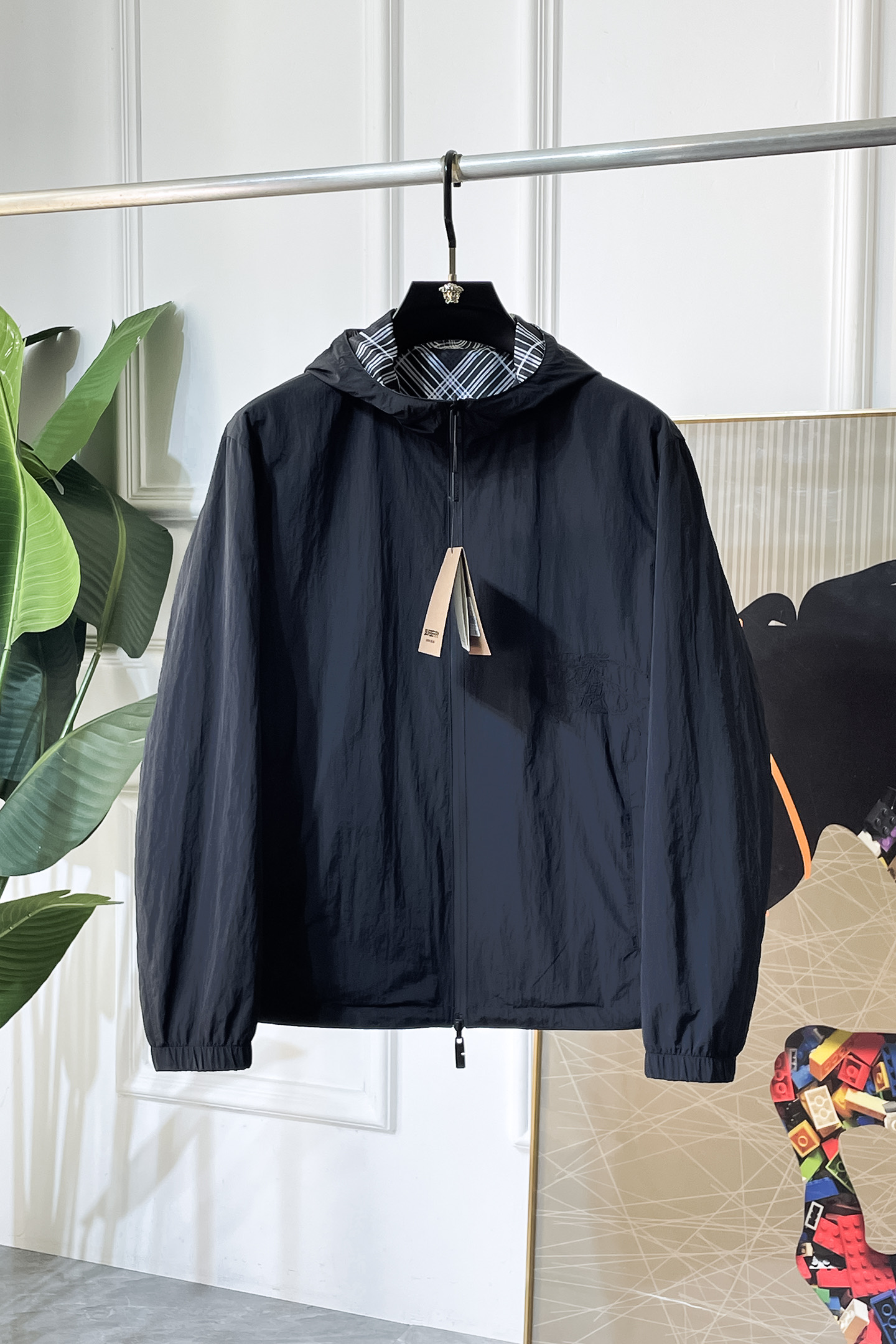 NO:757844,High version!  Burberry - 2026ss Year of the Horse Spring Reversible Jacket, customized with high-quality polyester fiber fabric!  Logo design with top fashion big-name elements, complete with three standards!  Original hardware accessories, smooth lines, exquisite craftsmanship, awesome upper body shape, comfortable fabrics, windproof and warm, it is very fashionable, handsome and a must-have for casual and fashionable men with any combination!  Sizes M-3XL can fit up to 190 pounds!  ,,burberry,jackets & coats,jackets & coats,19860909高版本！巴宝莉 - 2026ss马年贺岁款春装双面穿夹克外套,定制高品质聚酯纤维面料！顶级时尚大牌元素logo设计,三标齐全！原版五金辅料,线条流畅,工艺精致,上身版型超赞,面料舒适,挡风保暖,随意搭配都非常时尚帅气休闲时尚男仕必备款哦！尺码M-3XL 最大穿190斤！,,burberry,jackets & coats,jackets & coats,,Men's clothing