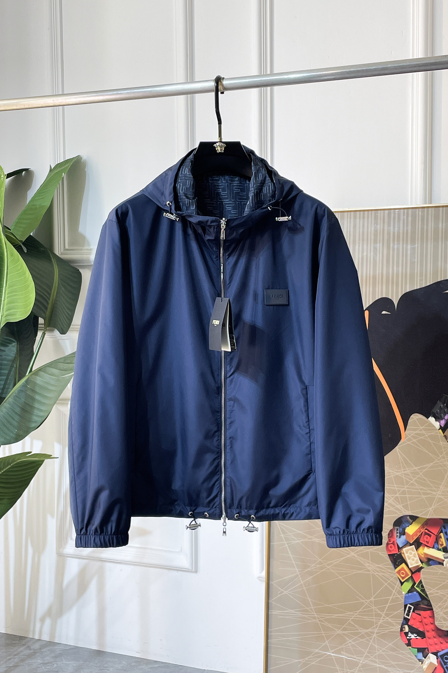 NO:757811,High version!  Fendi - 2026ss Year of the Horse Spring Reversible Jacket, customized with high-quality polyester fiber fabric!  Logo design with top fashion big-name elements, complete with three standards!  Original hardware accessories, smooth lines, exquisite craftsmanship, awesome upper body shape, comfortable fabrics, windproof and warm, it is very fashionable, handsome and a must-have for casual and fashionable men with any combination!  Sizes M-3XL can fit up to 190 pounds!  ,,fendi,jackets & coats,jackets & coats,19860909高版本！芬迪 - 2026ss马年贺岁款春装双面穿夹克外套,定制高品质聚酯纤维面料！顶级时尚大牌元素logo设计,三标齐全！原版五金辅料,线条流畅,工艺精致,上身版型超赞,面料舒适,挡风保暖,随意搭配都非常时尚帅气休闲时尚男仕必备款哦！尺码M-3XL 最大穿190斤！,,fendi,jackets & coats,jackets & coats,,Men's clothing