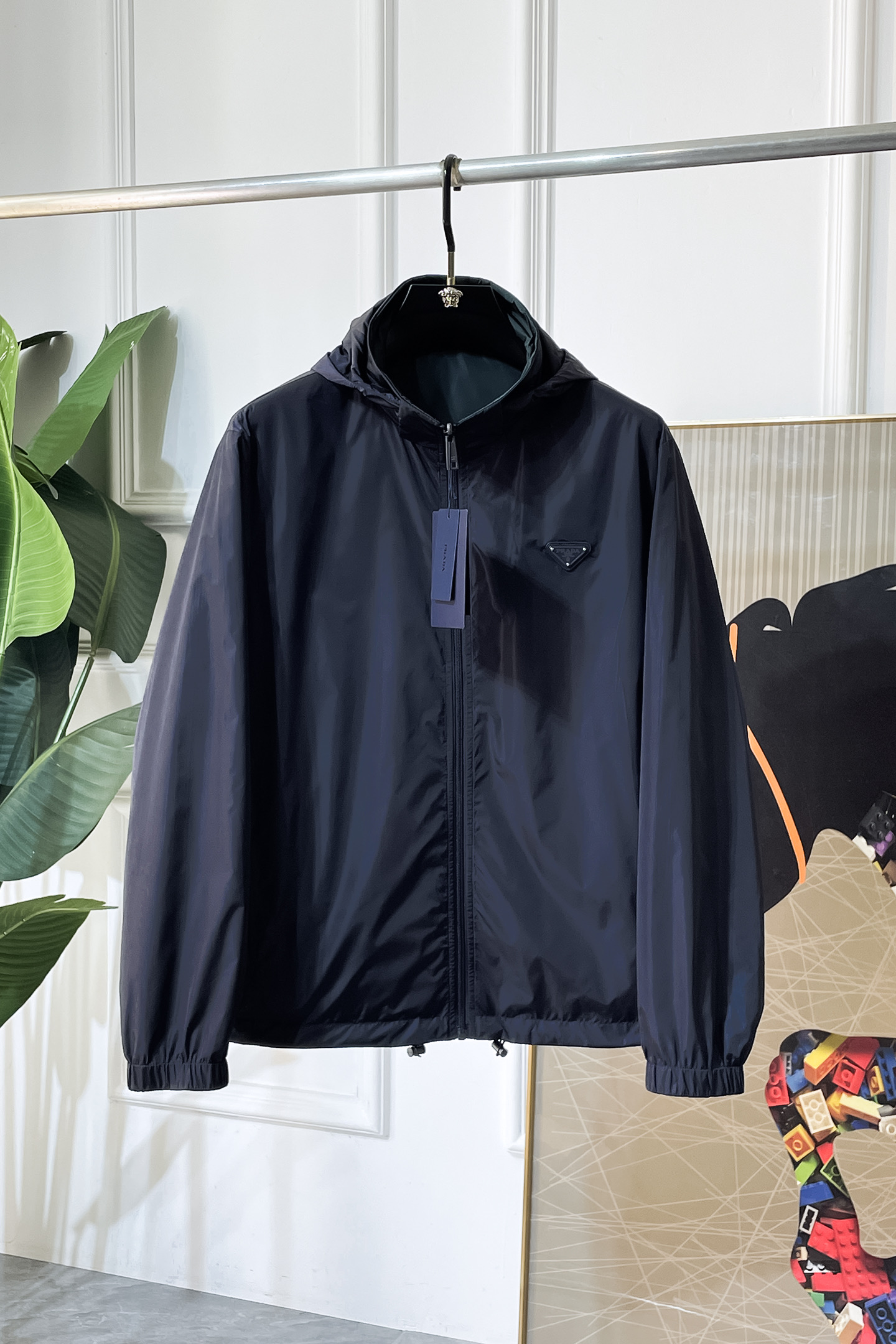 NO:757821,High version!  Prada - 2026ss Year of the Horse Spring Reversible Jacket, customized with high-quality polyester fiber fabric!  Logo design with top fashion big-name elements, complete with three standards!  Original hardware accessories, smooth lines, exquisite craftsmanship, awesome upper body shape, comfortable fabrics, windproof and warm, it is very fashionable, handsome and a must-have for casual and fashionable men with any combination!  Sizes M-3XL can fit up to 190 pounds!  ,,prada,jackets & coats,jackets & coats,19860909高版本！普拉达 - 2026ss马年贺岁款春装双面穿夹克外套,定制高品质聚酯纤维面料！顶级时尚大牌元素logo设计,三标齐全！原版五金辅料,线条流畅,工艺精致,上身版型超赞,面料舒适,挡风保暖,随意搭配都非常时尚帅气休闲时尚男仕必备款哦！尺码M-3XL 最大穿190斤！,,prada,jackets & coats,jackets & coats,,Men's clothing