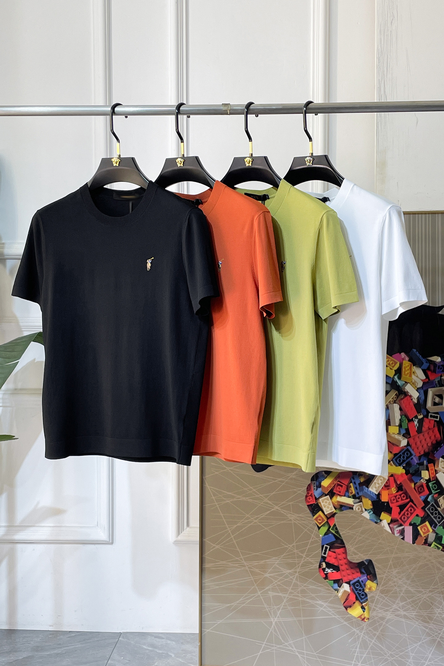 NO:757665,Paul - 2026ss Year of the Horse Spring and Summer's latest popular high-quality knitted short-sleeved T-shirt, made of customized imported soft Yilite fabric, embellished with fashionable big-name element logos, breathable fabric, delicate and soft texture, cool and smooth against the body. Moisture-wicking, simple and generous yet fashionable, three-dimensional tailoring, super stylish upper body!  A must-have for fashionistas. Available in sizes M-3XL, with a maximum wearable size!  ,,T-shirt,tees,t-shirt,19860909保罗 - 2026ss马年春夏最新大爆款精品针织短袖T恤,定制进口轻柔伊力特面料,时尚大牌元素logo点缀,会呼吸的面料,质感细腻柔软,贴身冰爽顺滑.吸湿排汗,简约大方又不失时尚,版型立体裁剪,上身超有型！时尚潮人必备款 尺码M-3XL 最大可穿可穿斤！,,T-shirt,tees，t-shirt,,Men's clothing