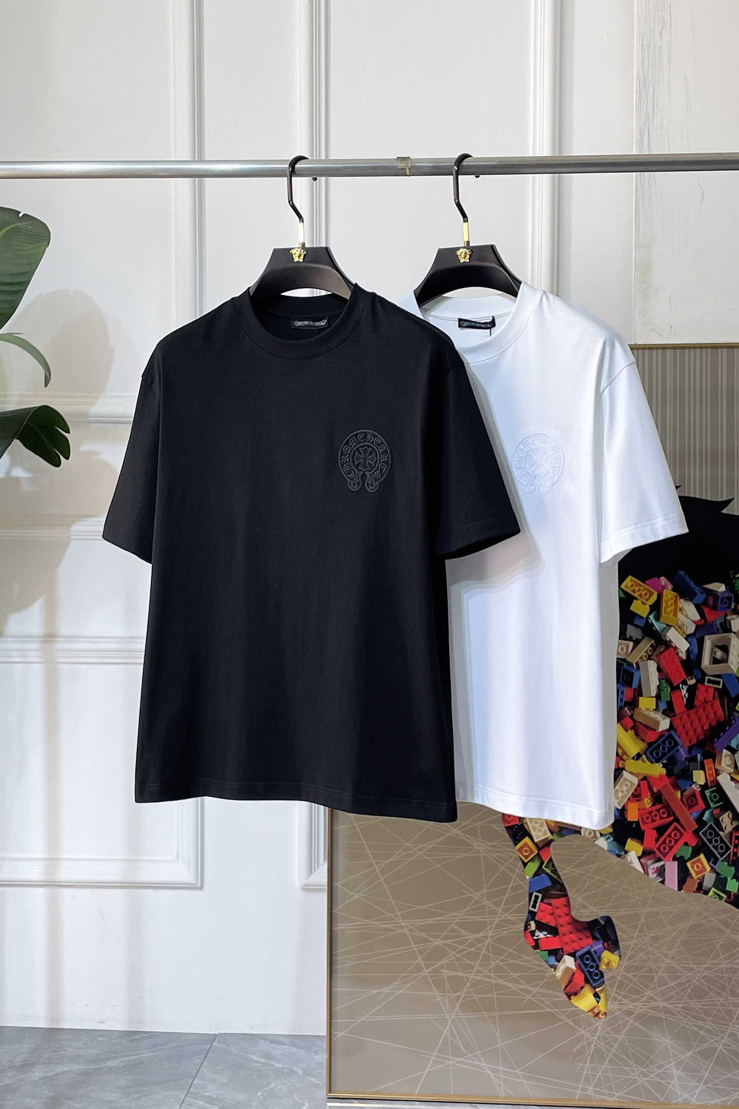 NO:776687,Croxin - 2026 Year of the Horse spring and summer new men's wide-edition short-sleeved T-shirt, urban casual style, a highly designed item, top-grade foreign merchants provide customized cotton fabrics, extremely comfortable and breathable, positive skin-friendly, subverting the comfort experience brought by traditional fabrics, exquisite craftsmanship and accessories. The brand LOGO pattern on the chest is made with unique craftsmanship, with strong style. Original tailoring, meticulous detail processing better highlights its quality. Loose size S-XXL  Can wear up to 210 pounds!  ,,chrome hearts,T-shirt,tees,t-shirt,19860909克罗芯 - 2026马年春夏新款男士阔版短袖T恤,都市休闲风格,极具设计感的一款单品,顶级外商客供定制棉面料,上手极微舒适透气,亲肤性积极,颠覆传统面料所带来的舒适体验,工艺辅料考究.胸前品牌LOGO图案以独特工艺制作而成,风格性极强.原版剪裁,一丝不苟细节处理更佳彰显其品质.宽松尺码S-XXL 最大可穿210斤！,,chrome hearts,T-shirt,tees，t-shirt,,Men's clothing