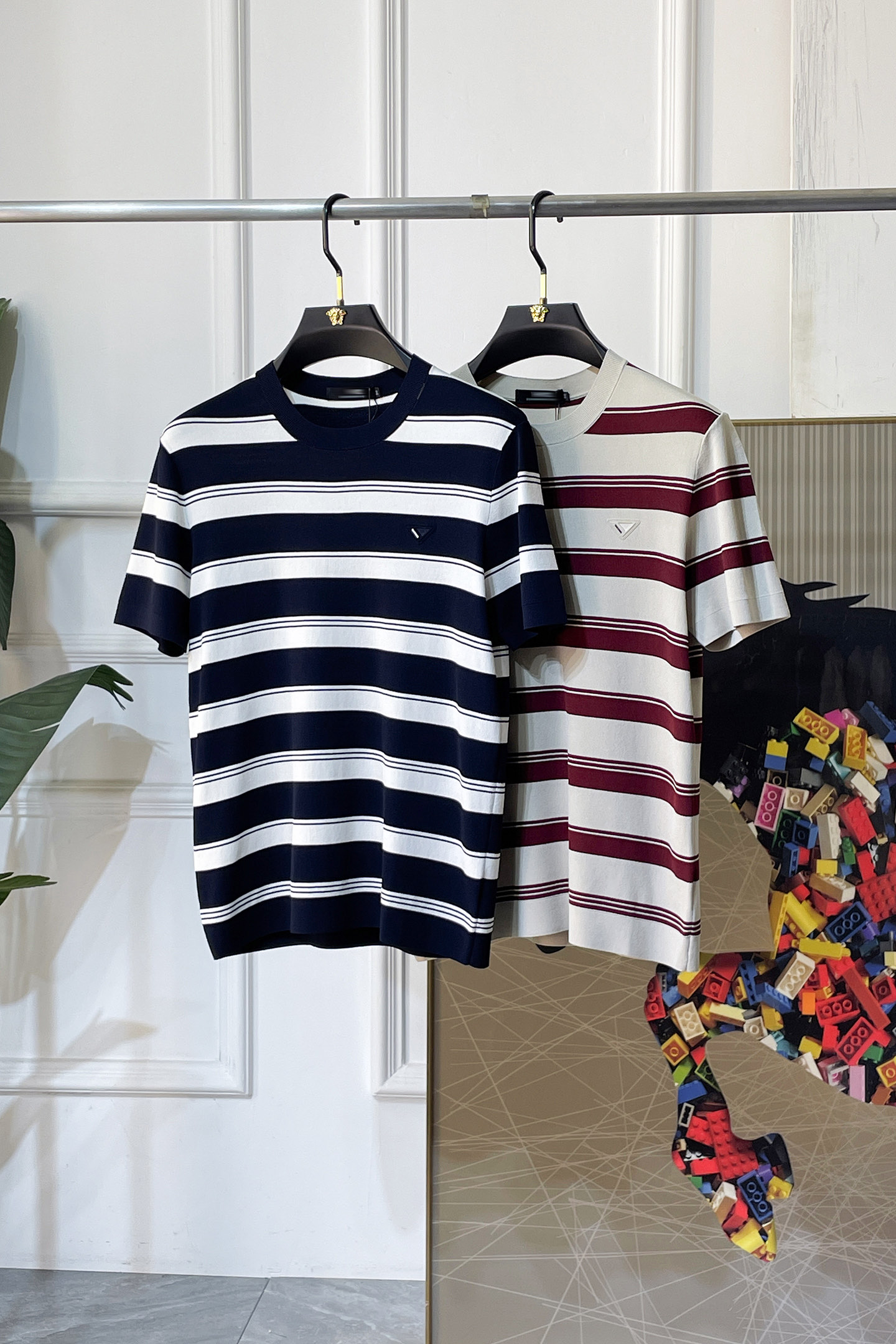 NO:757704,Prada - 2026ss Year of the Horse Spring and Summer's latest hot-selling high-quality knitted short-sleeved T-shirt, customized imported soft Yilite fabric, embellished with fashionable big-name element logos, breathable fabric, delicate and soft texture, cool and smooth against the body. Moisture-wicking, simple and generous yet fashionable, three-dimensional tailoring, super stylish upper body!  A must-have for fashionistas. Available in sizes M-3XL, with a maximum wearable size!  ,,prada,T-shirt,tees,t-shirt,19860909普拉达 - 2026ss马年春夏最新大爆款精品针织短袖T恤,定制进口轻柔伊力特面料,时尚大牌元素logo点缀,会呼吸的面料,质感细腻柔软,贴身冰爽顺滑.吸湿排汗,简约大方又不失时尚,版型立体裁剪,上身超有型！时尚潮人必备款 尺码M-3XL 最大可穿可穿斤！,,prada,T-shirt,tees，t-shirt,,Men's clothing