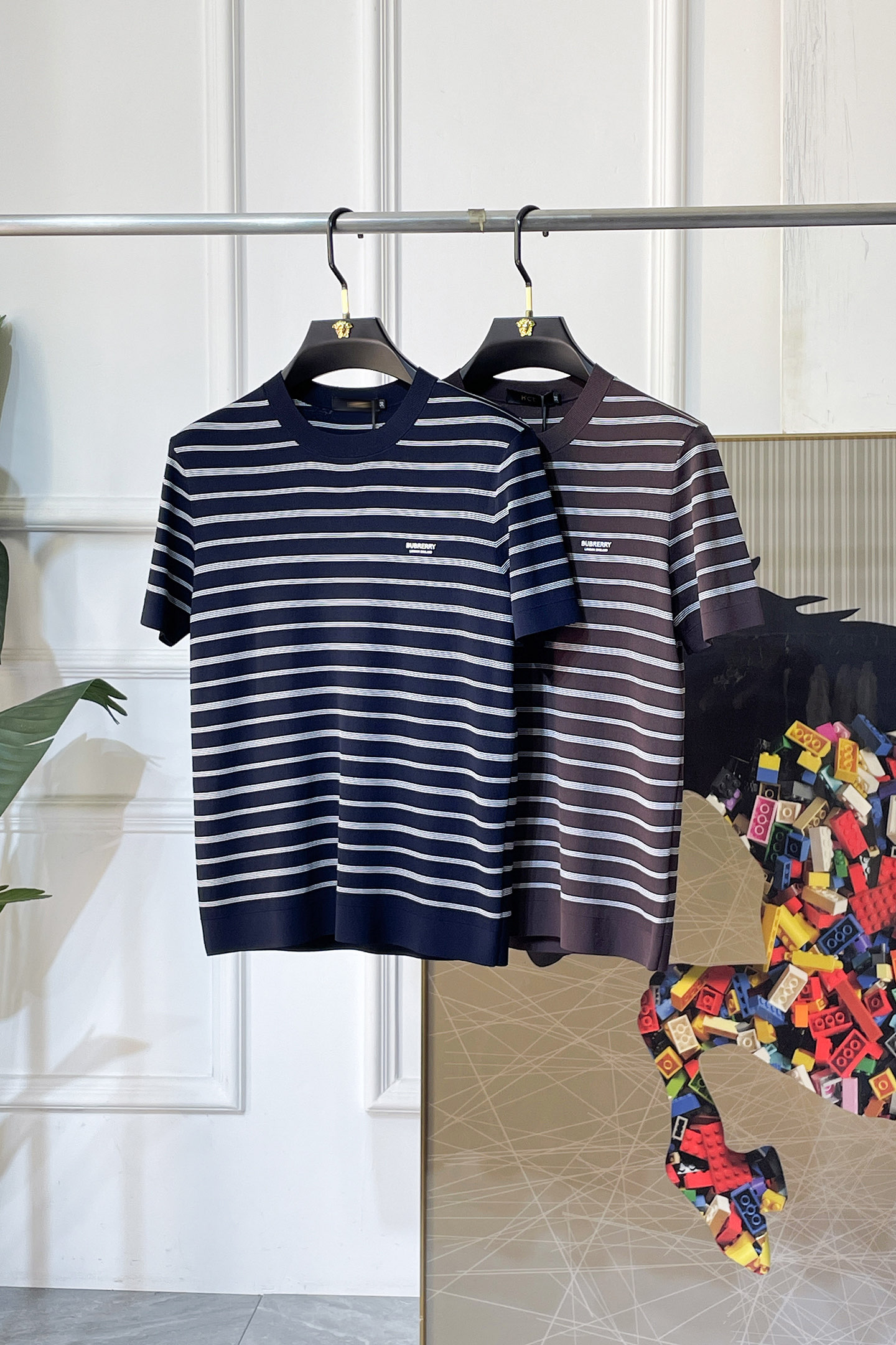 NO:757711,Burberry - 2026ss Year of the Horse Spring and Summer's latest hot-selling boutique knitted short-sleeved T-shirt, made of customized imported soft Yilite fabrics, embellished with fashionable big-name element logos, breathable fabrics, delicate and soft texture, cool and smooth against the body. Moisture-wicking, simple and elegant yet fashionable, three-dimensional tailoring, super stylish upper body!  A must-have for fashionistas. Available in sizes M-3XL, with a maximum wearable size!  ,,burberry,T-shirt,tees,t-shirt,19860909巴宝莉 - 2026ss马年春夏最新大爆款精品针织短袖T恤,定制进口轻柔伊力特面料,时尚大牌元素logo点缀,会呼吸的面料,质感细腻柔软,贴身冰爽顺滑.吸湿排汗,简约大方又不失时尚,版型立体裁剪,上身超有型！时尚潮人必备款 尺码M-3XL 最大可穿可穿斤！,,burberry,T-shirt,tees，t-shirt,,Men's clothing